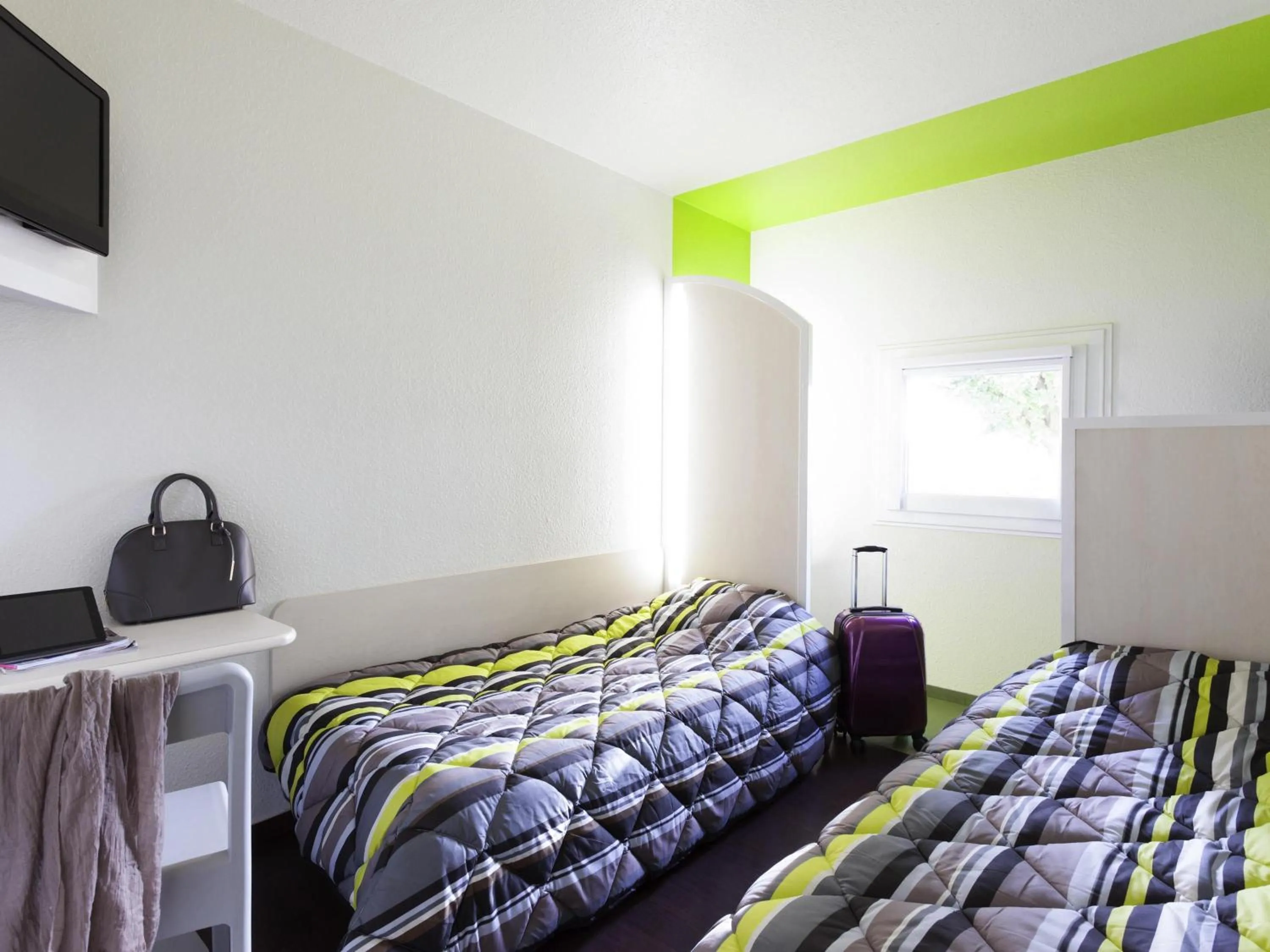 Bedroom, Bed in hotelF1 Annemasse Hotel Renove