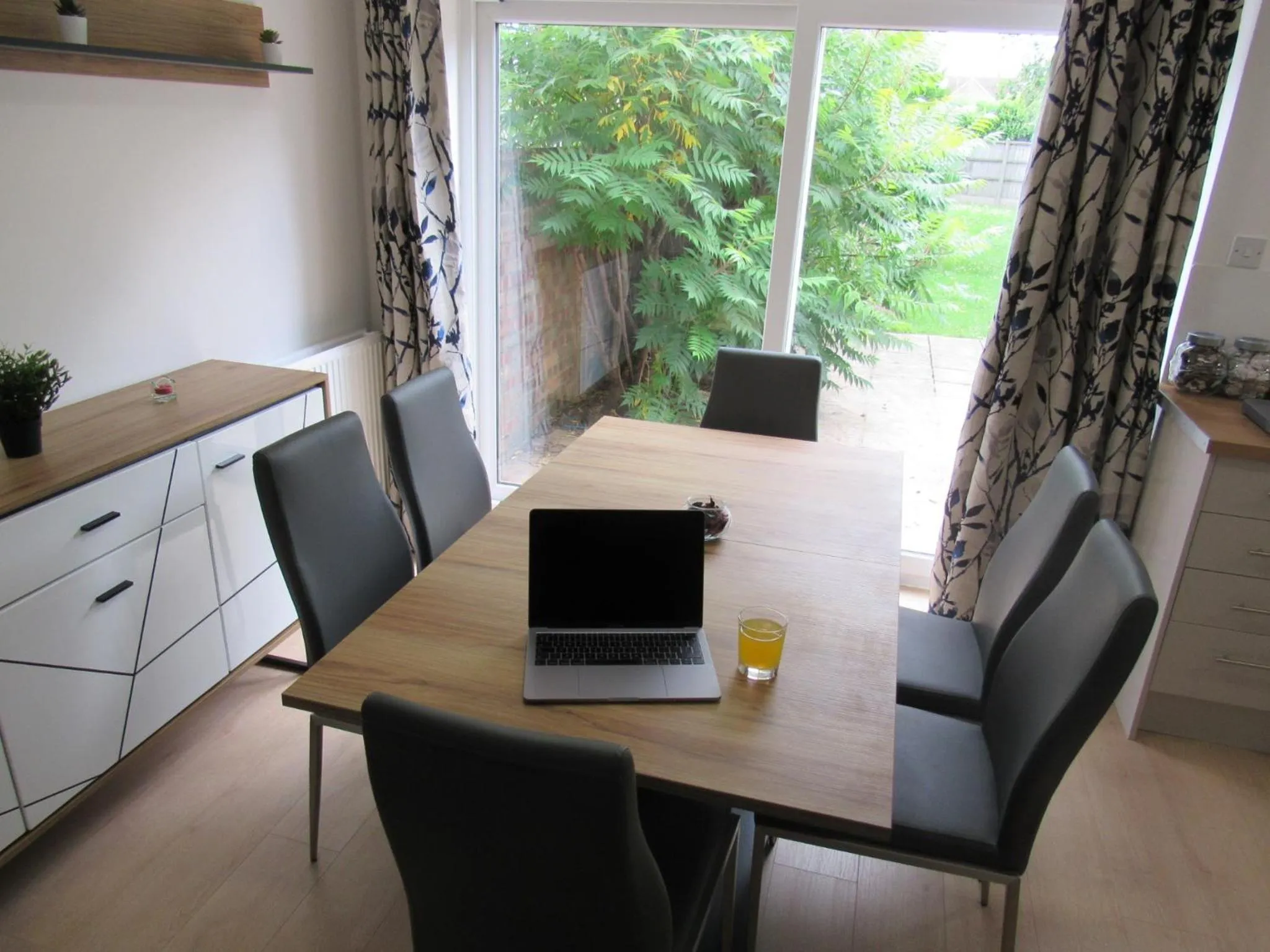 The Cambridge Suites - Tas Accommodations