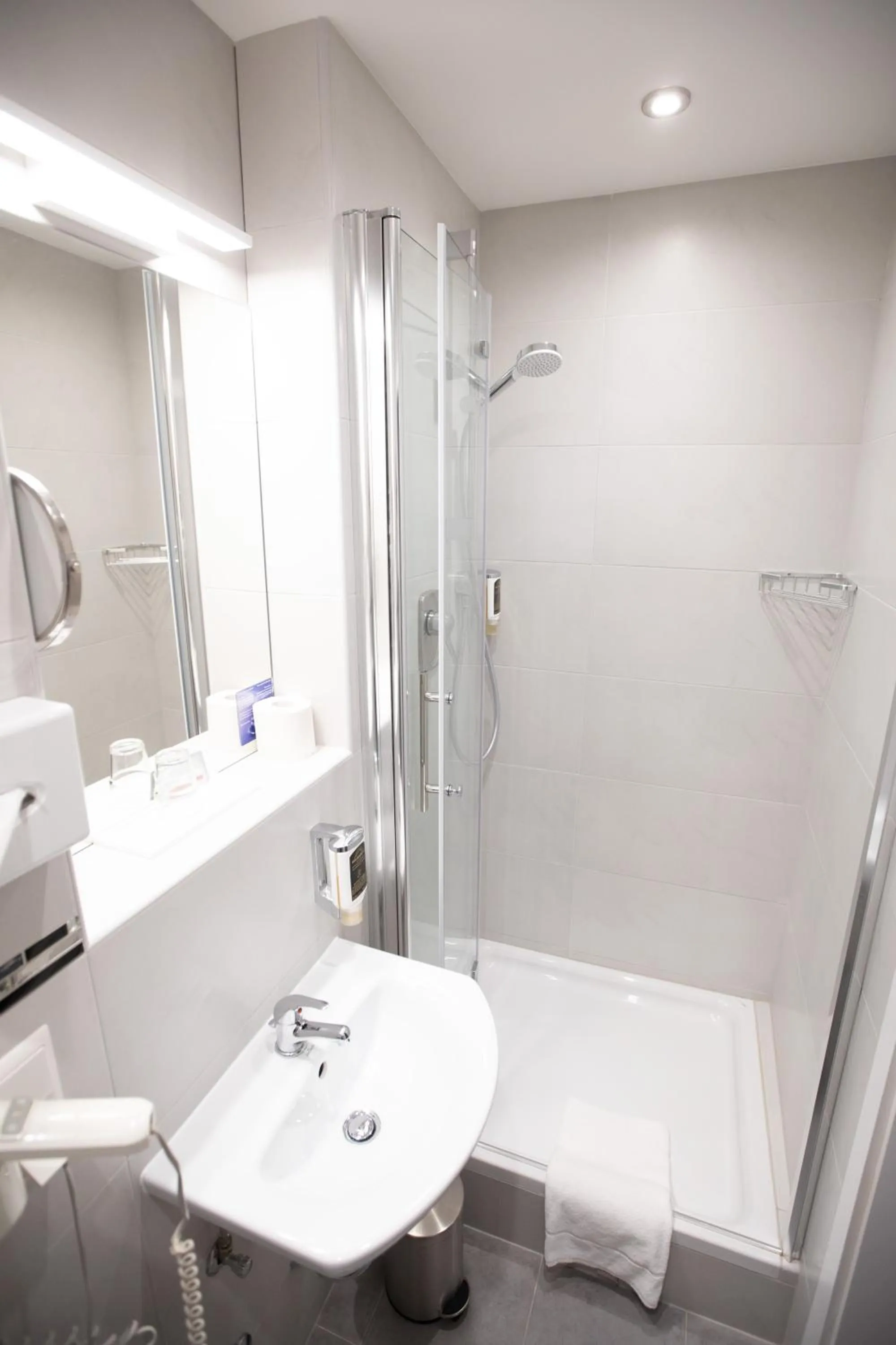 Shower in Hotel Elite