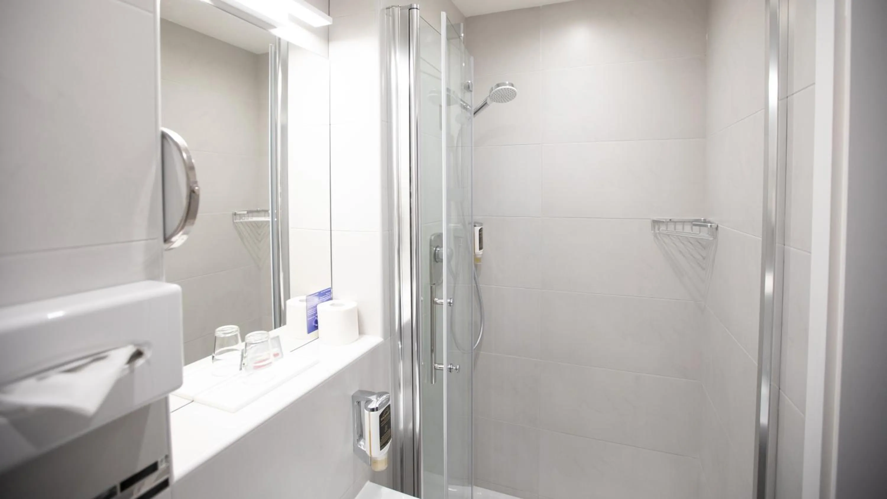 Shower in Hotel Elite