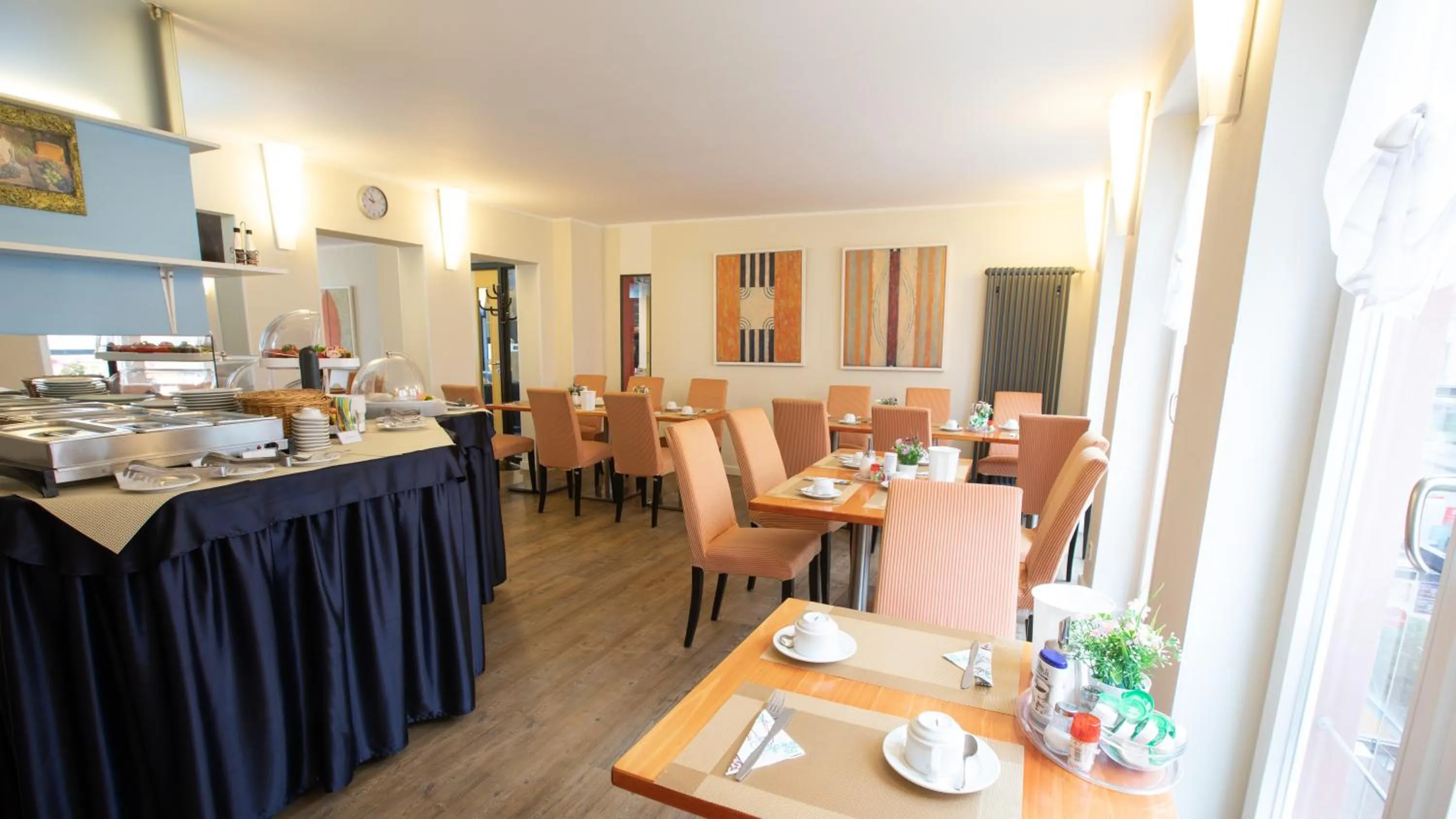 Restaurant/places to eat in Hotel Elite