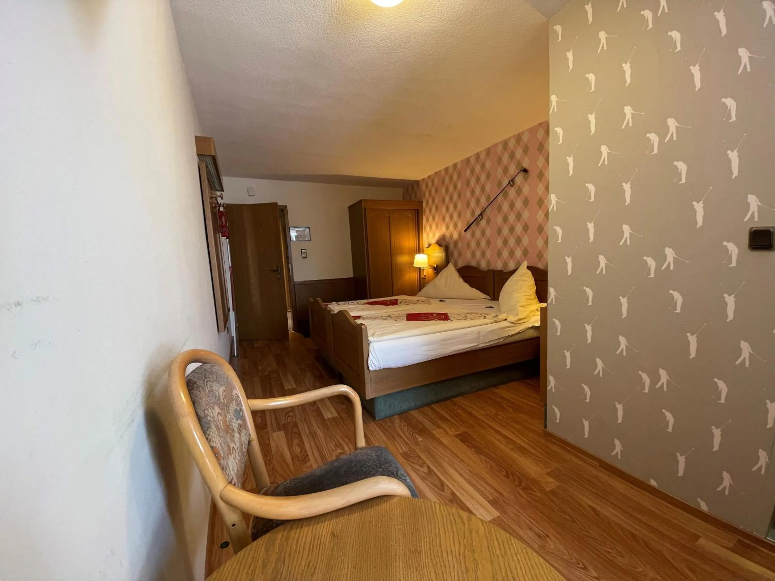 Photo of the whole room, Bed in Hotel Bebra's Hessischer Hof