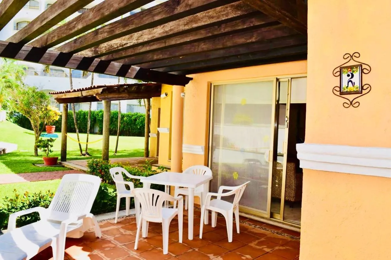 Apartment - Ground Floor in VILLA PARA 8p 6A 2M dentro del HOTEL a un costado del Krystal IXTAPA cuenta con playa y WIFI