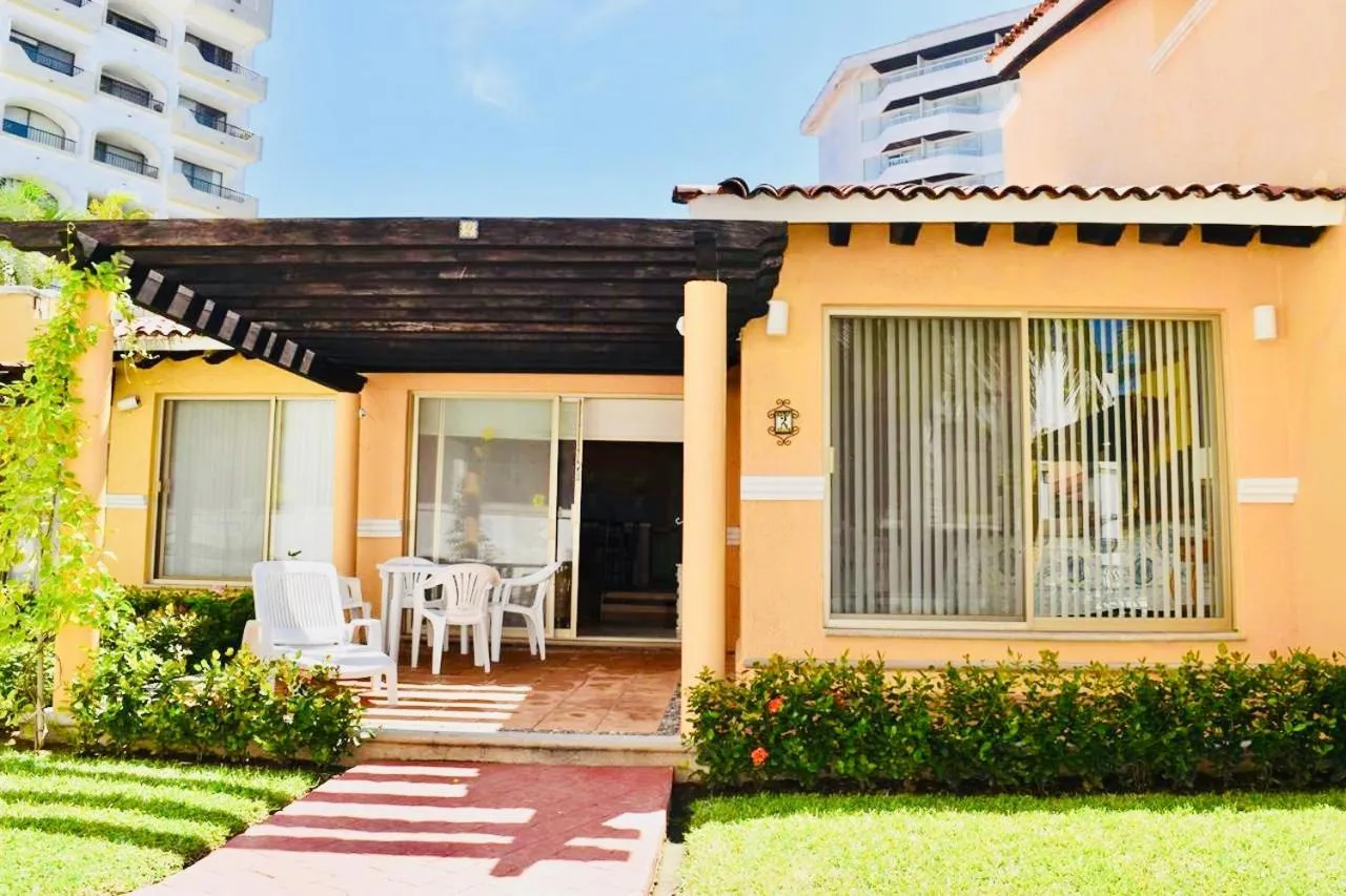 Apartment - Ground Floor in VILLA PARA 8p 6A 2M dentro del HOTEL a un costado del Krystal IXTAPA cuenta con playa y WIFI