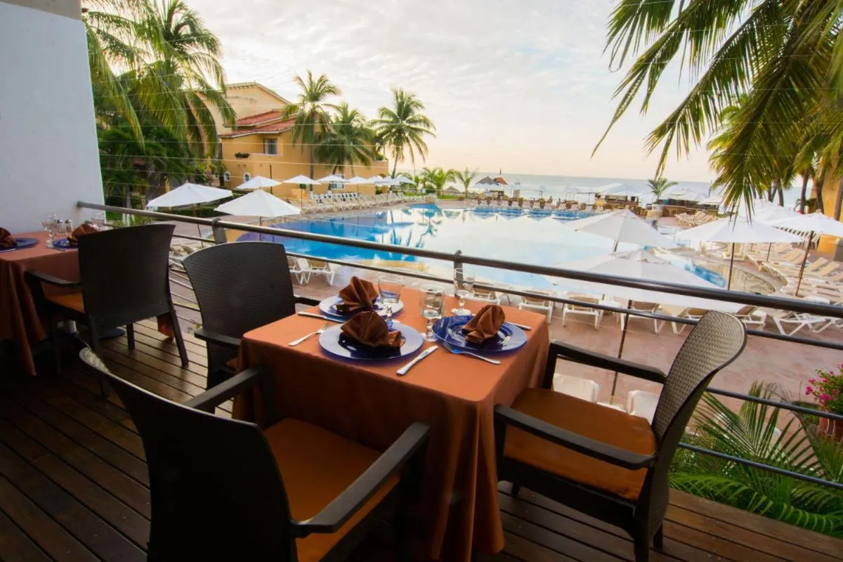 VILLA PARA 8p 6A 2M dentro del HOTEL a un costado del Krystal IXTAPA cuenta con playa y WIFI
