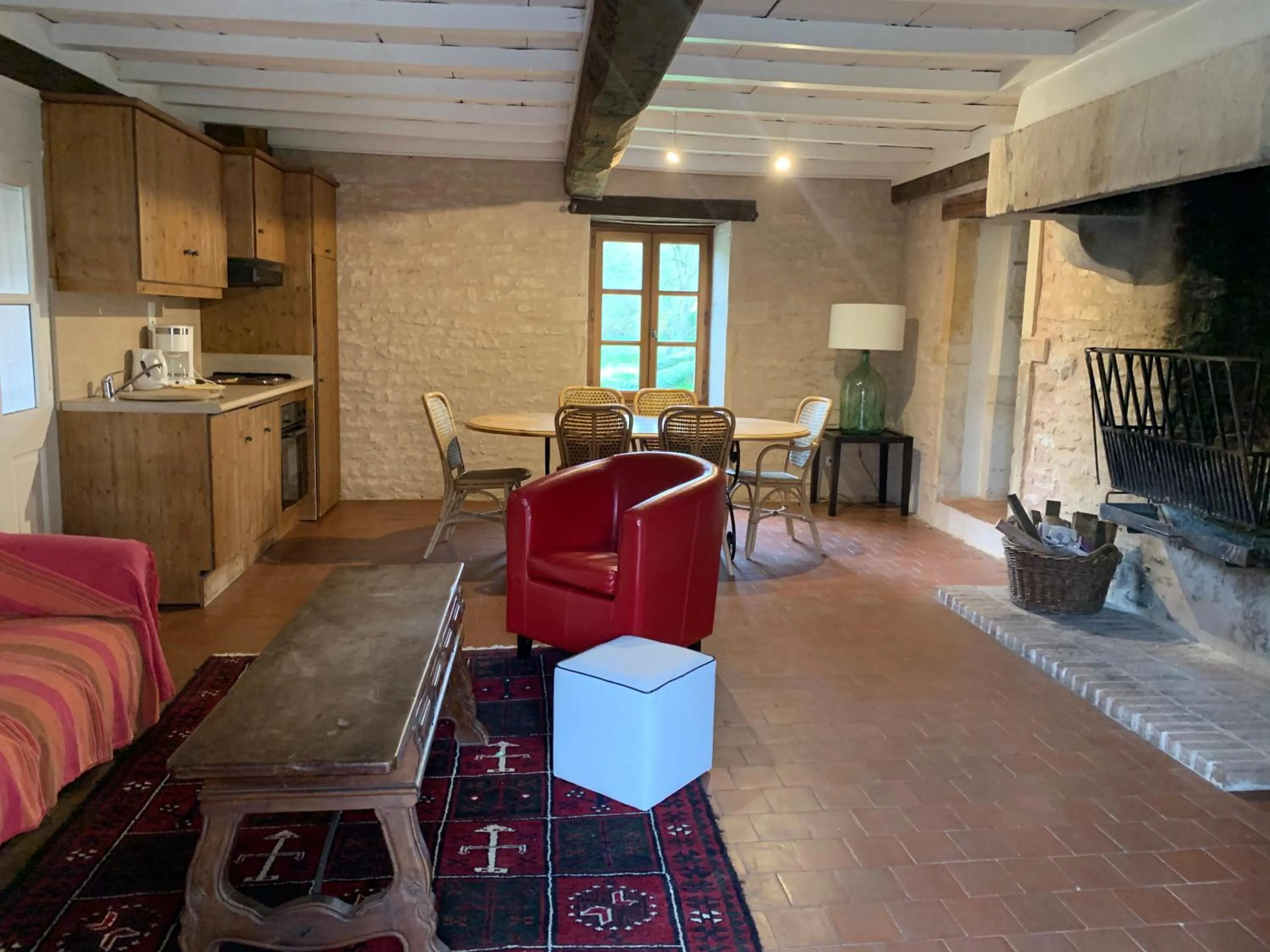 Kitchen or kitchenette in Les maisons vigneronnes