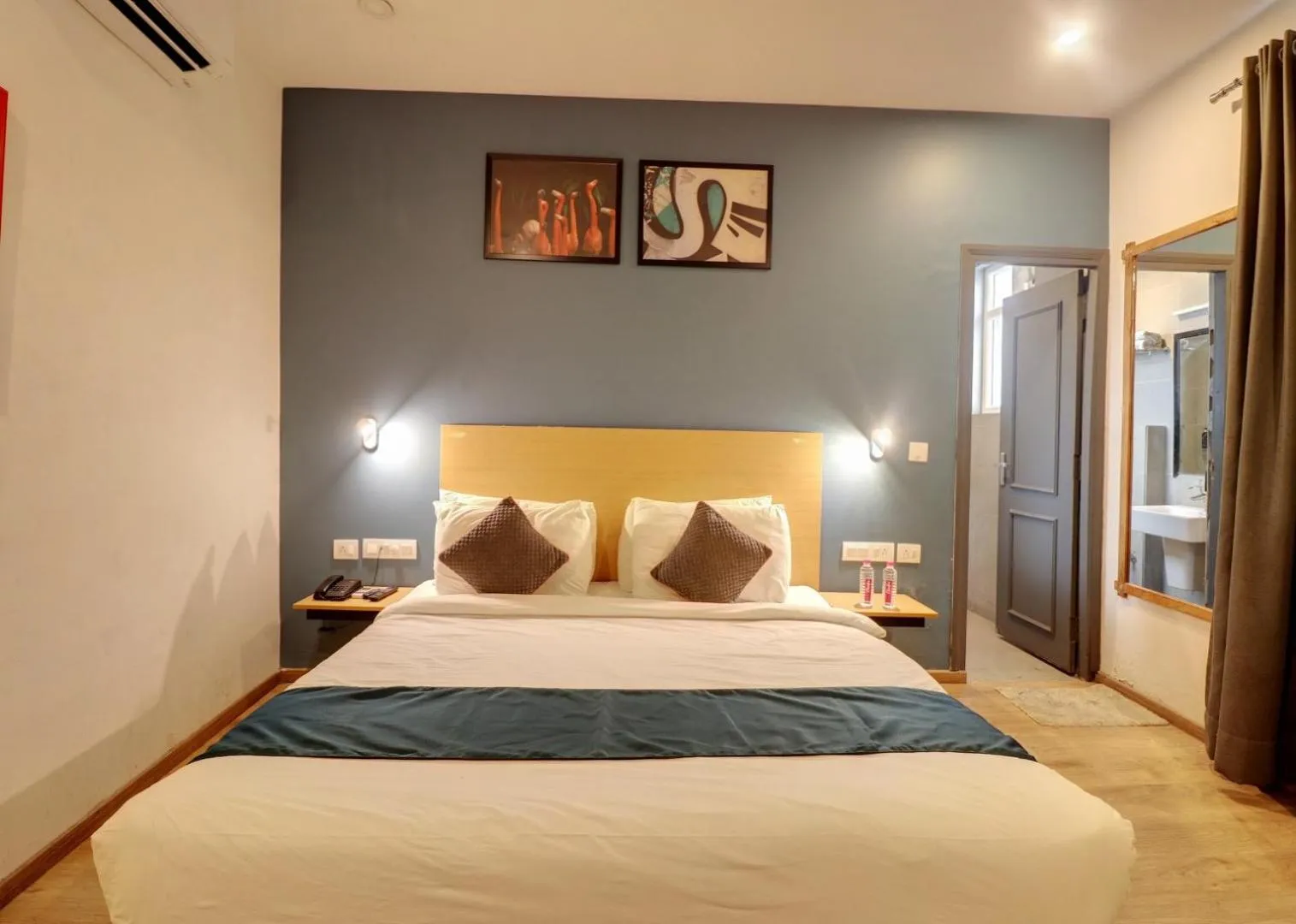 Bed in Hotel Mystic Falls