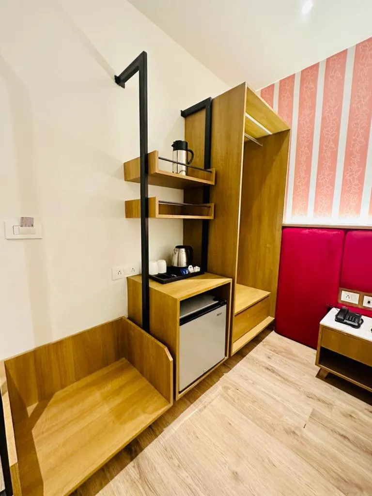 wardrobe in Hotel Mystic Falls