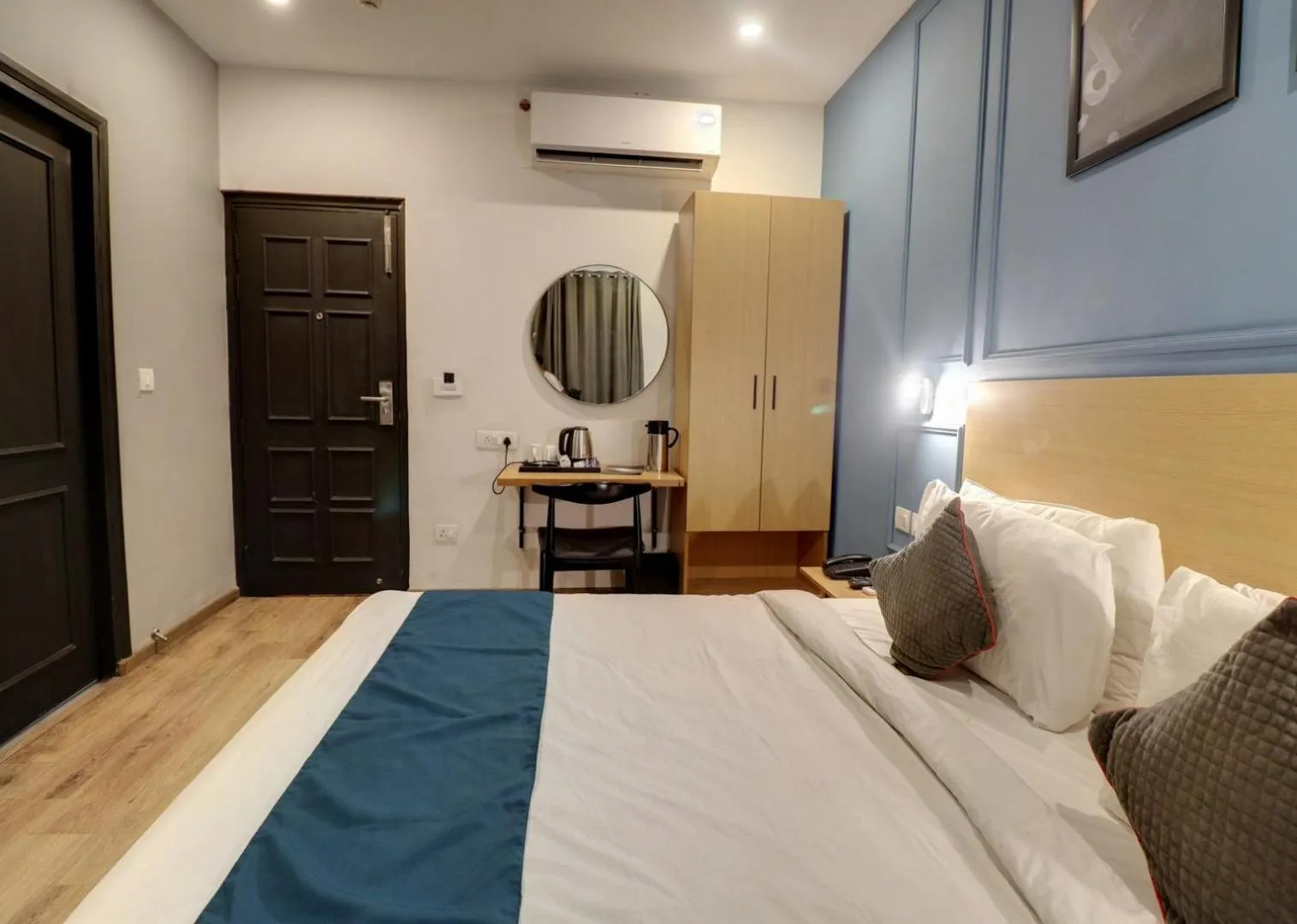 air conditioner, Bed in Hotel Mystic Falls