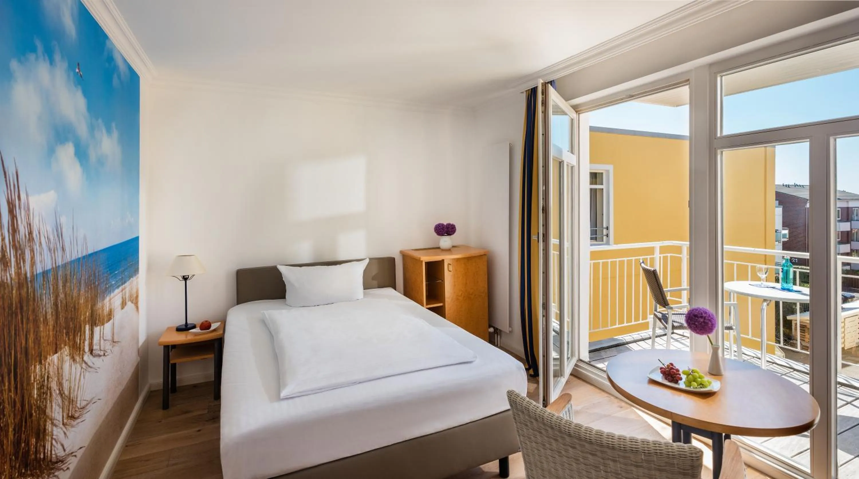 Property building, Bed in Strandhotel Gerken