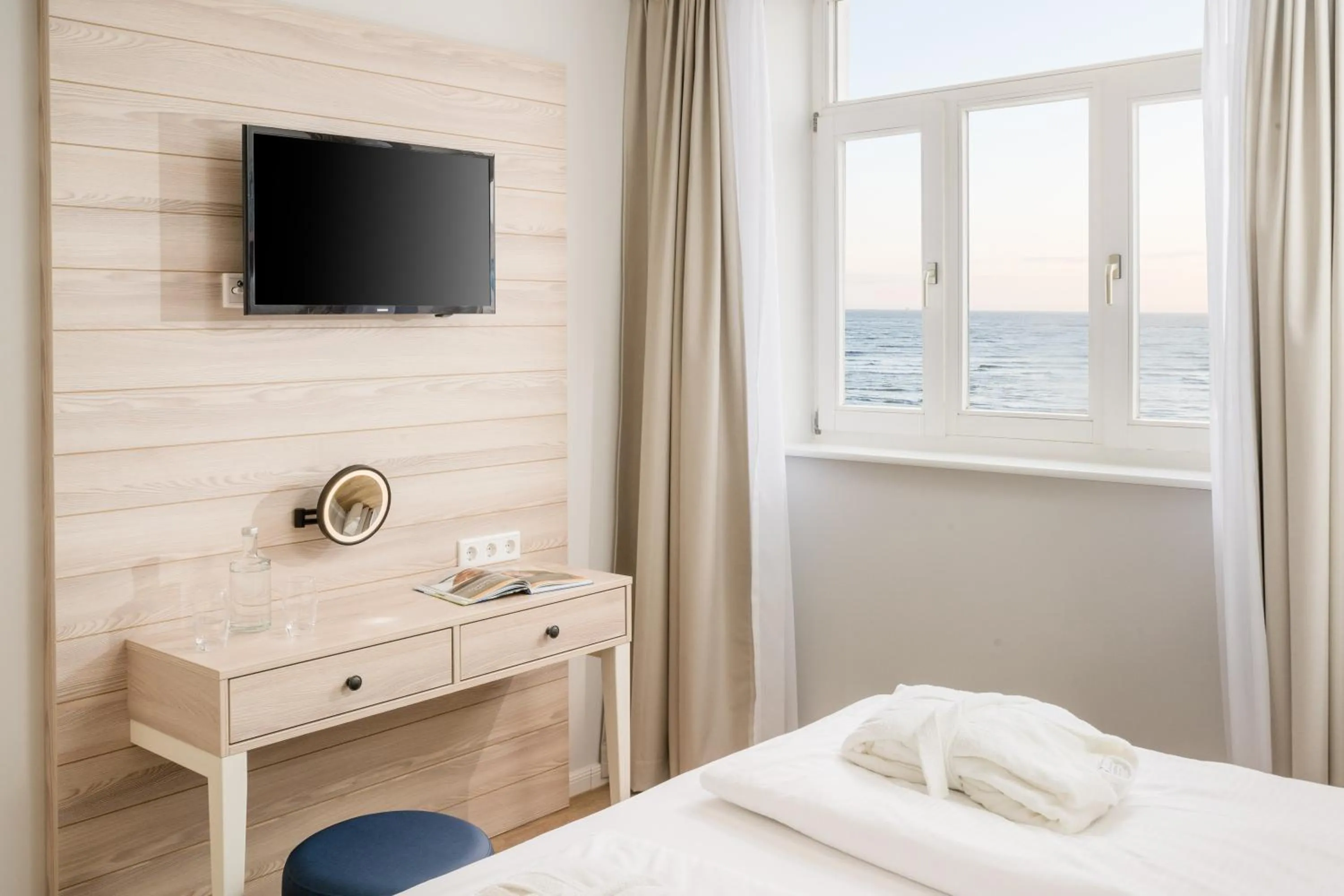 Bedroom, Bed in Strandhotel Gerken