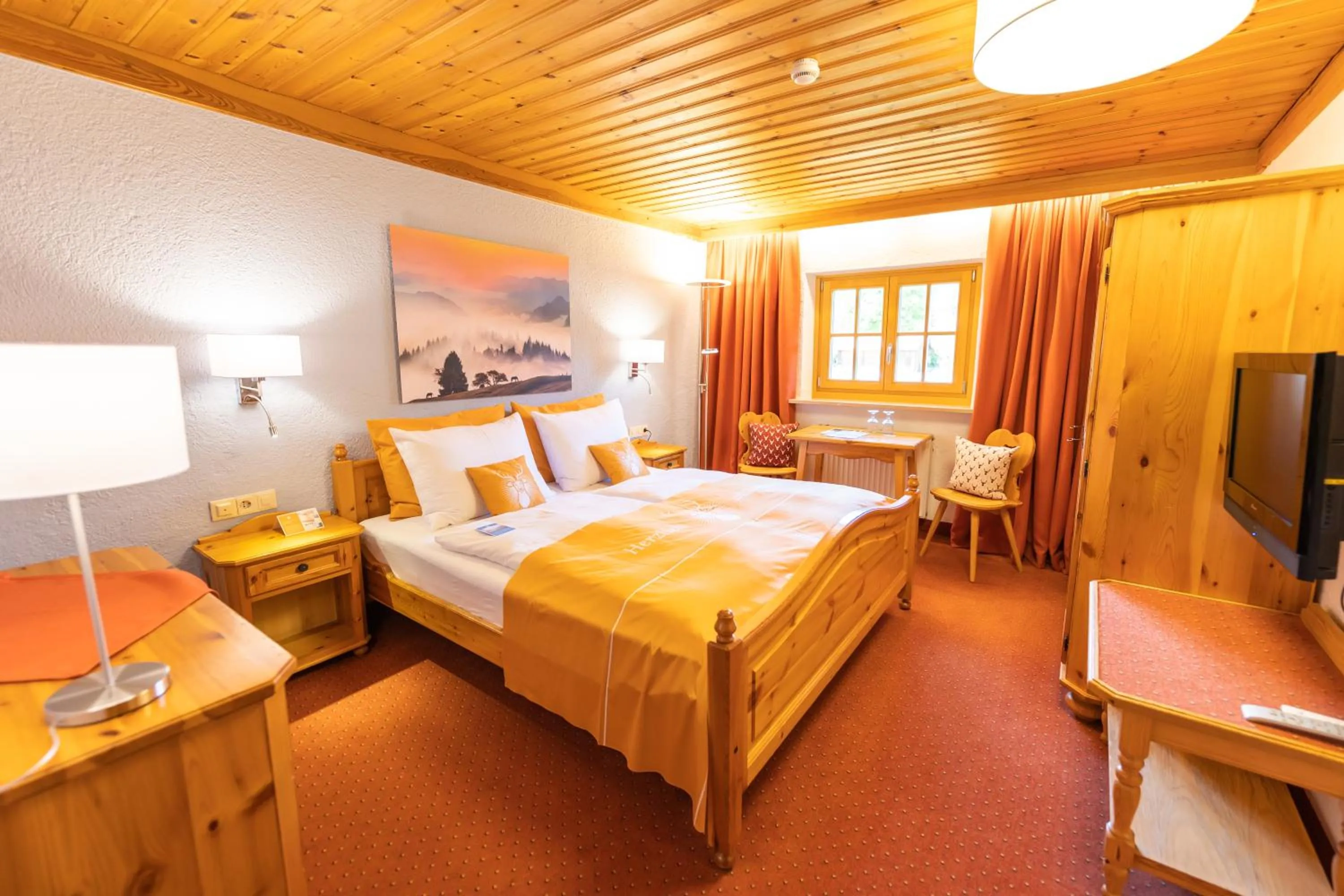 Photo of the whole room, Bed in Hotel Hubertus Schliersee