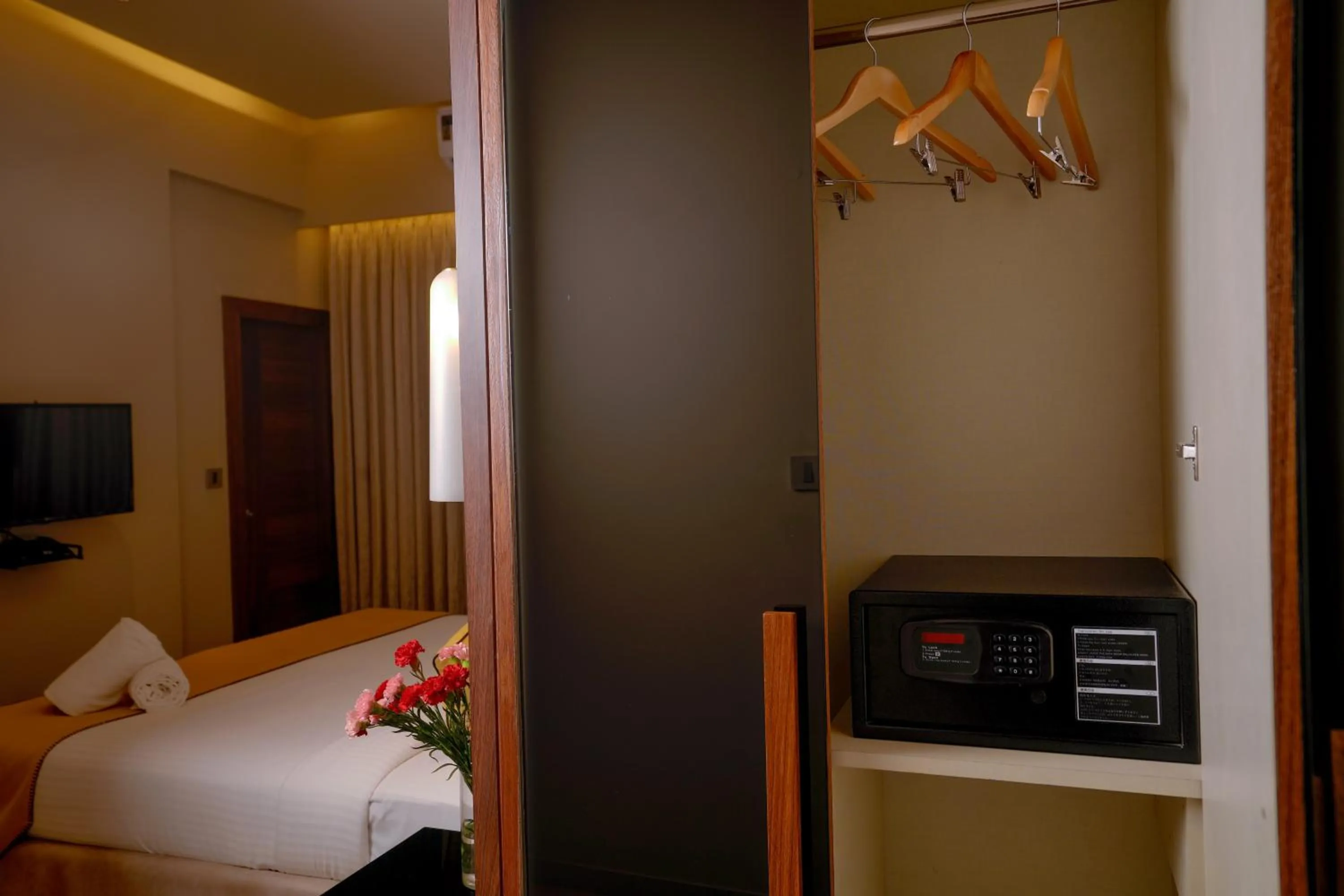 Area and facilities, Bed in Lazdana Hotel Bangalore