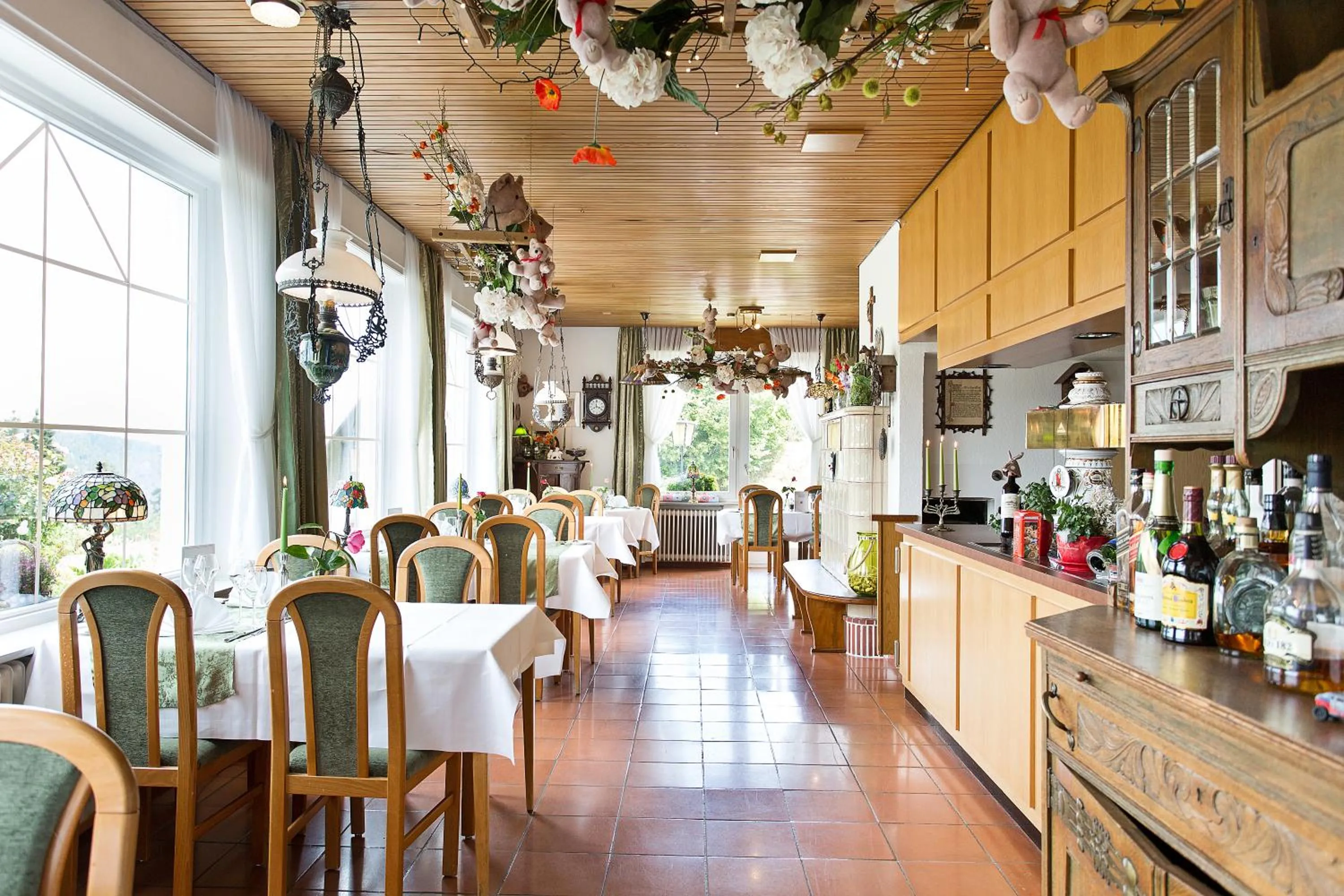 Restaurant/places to eat in Hotel Diana