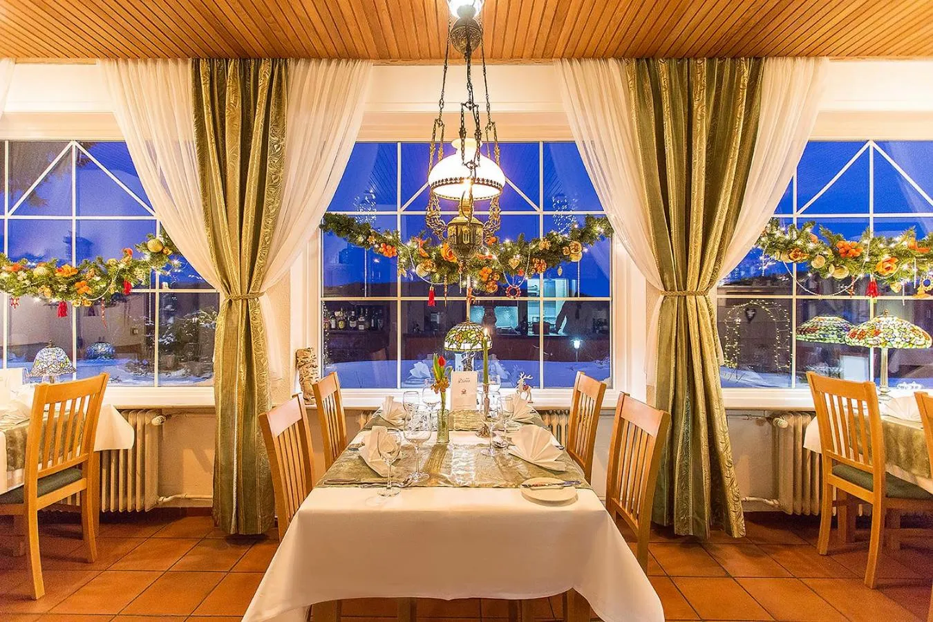 Restaurant/places to eat in Hotel Diana