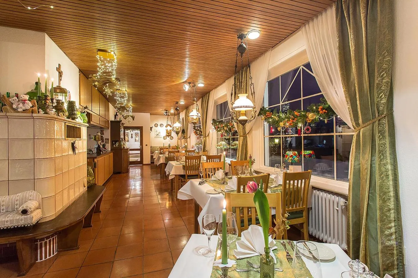 Restaurant/places to eat in Hotel Diana