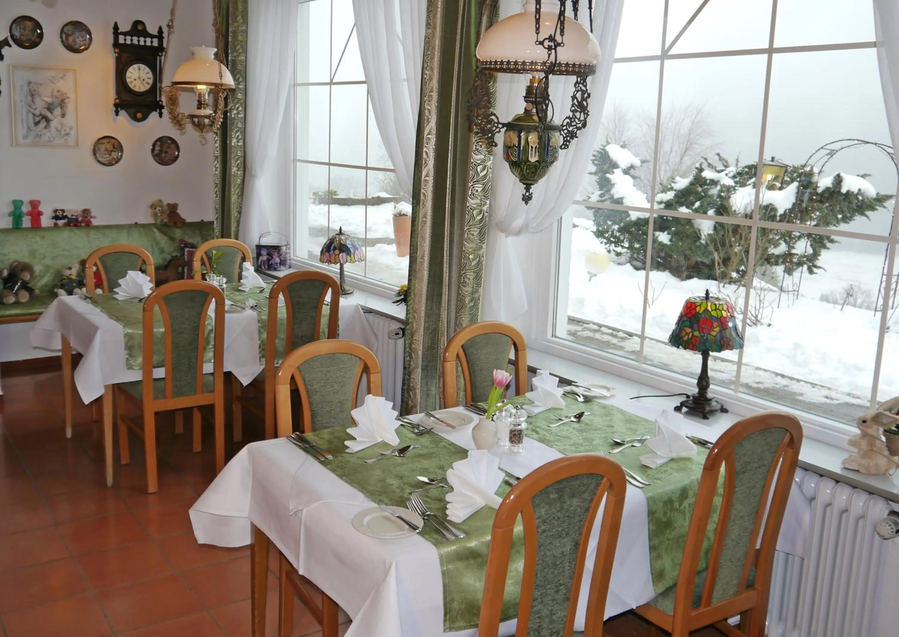 Restaurant/places to eat in Hotel Diana