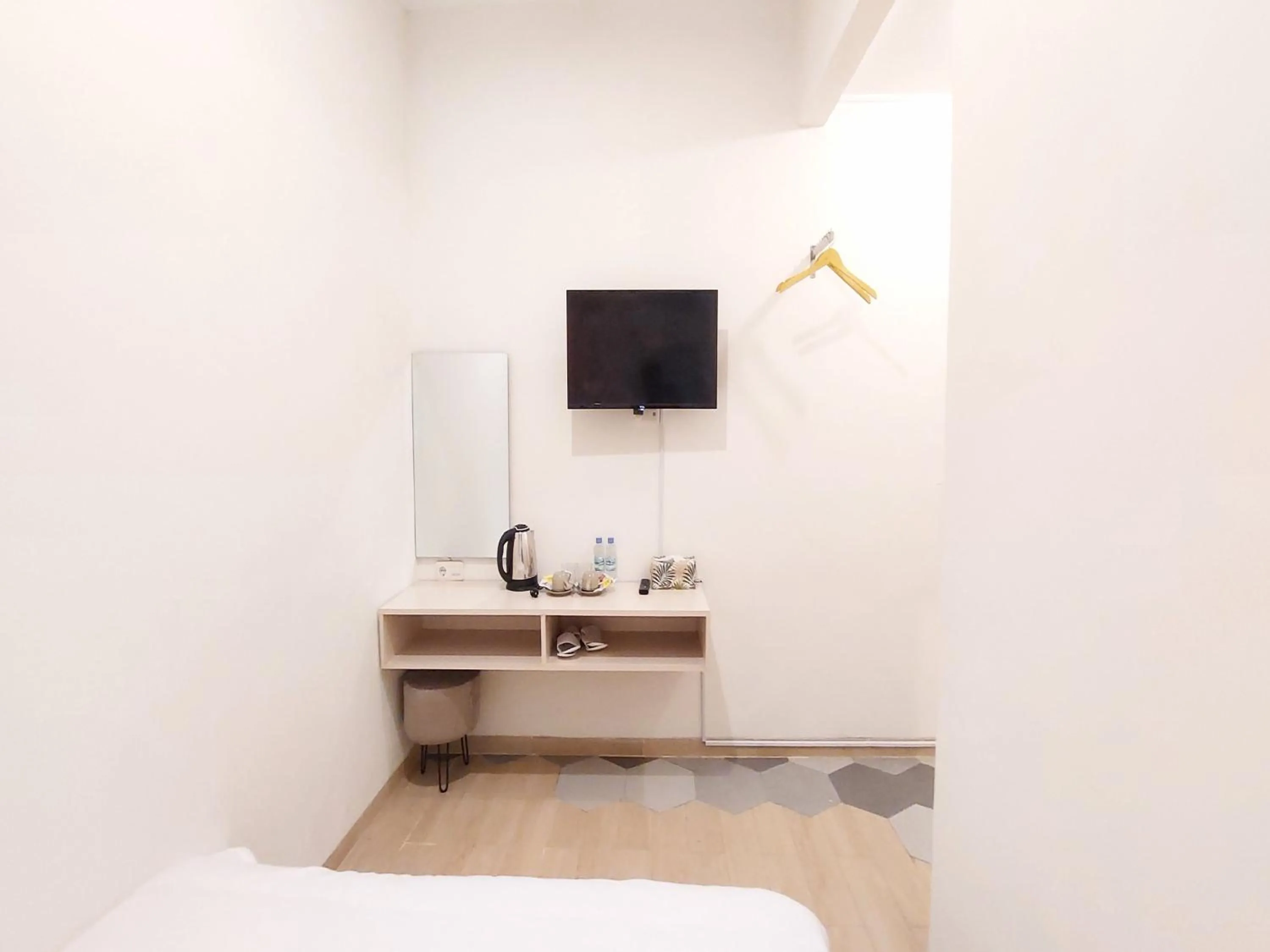 Bed, TV/Entertainment Center in D'Journey Hotel