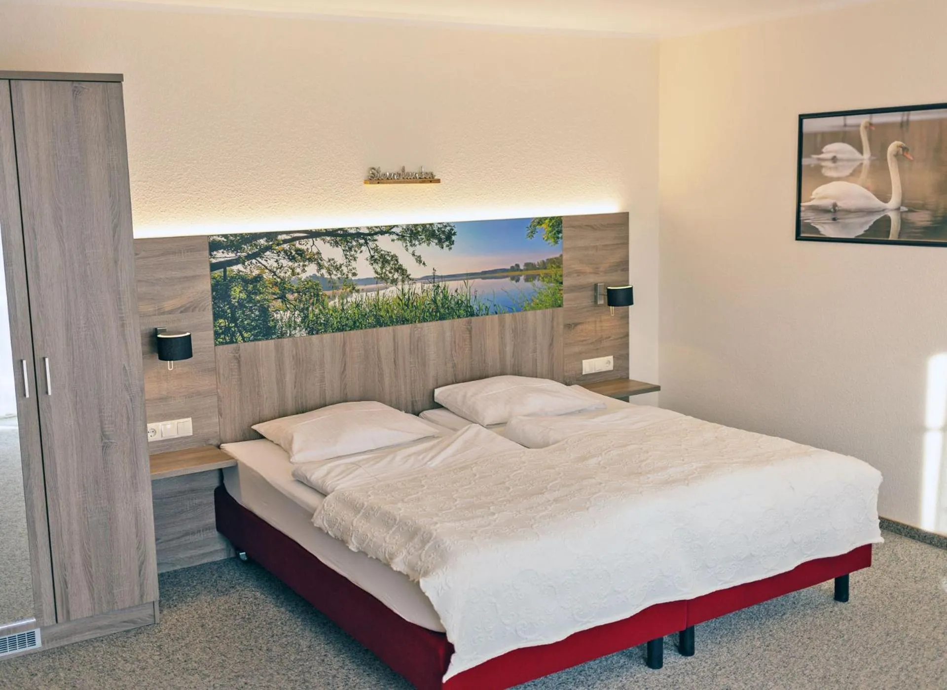 Photo of the whole room, Bed in Hotel Zur Sonne