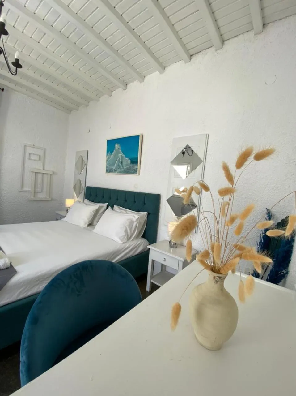 Photo of the whole room, Bed in Vougli View Mykonos
