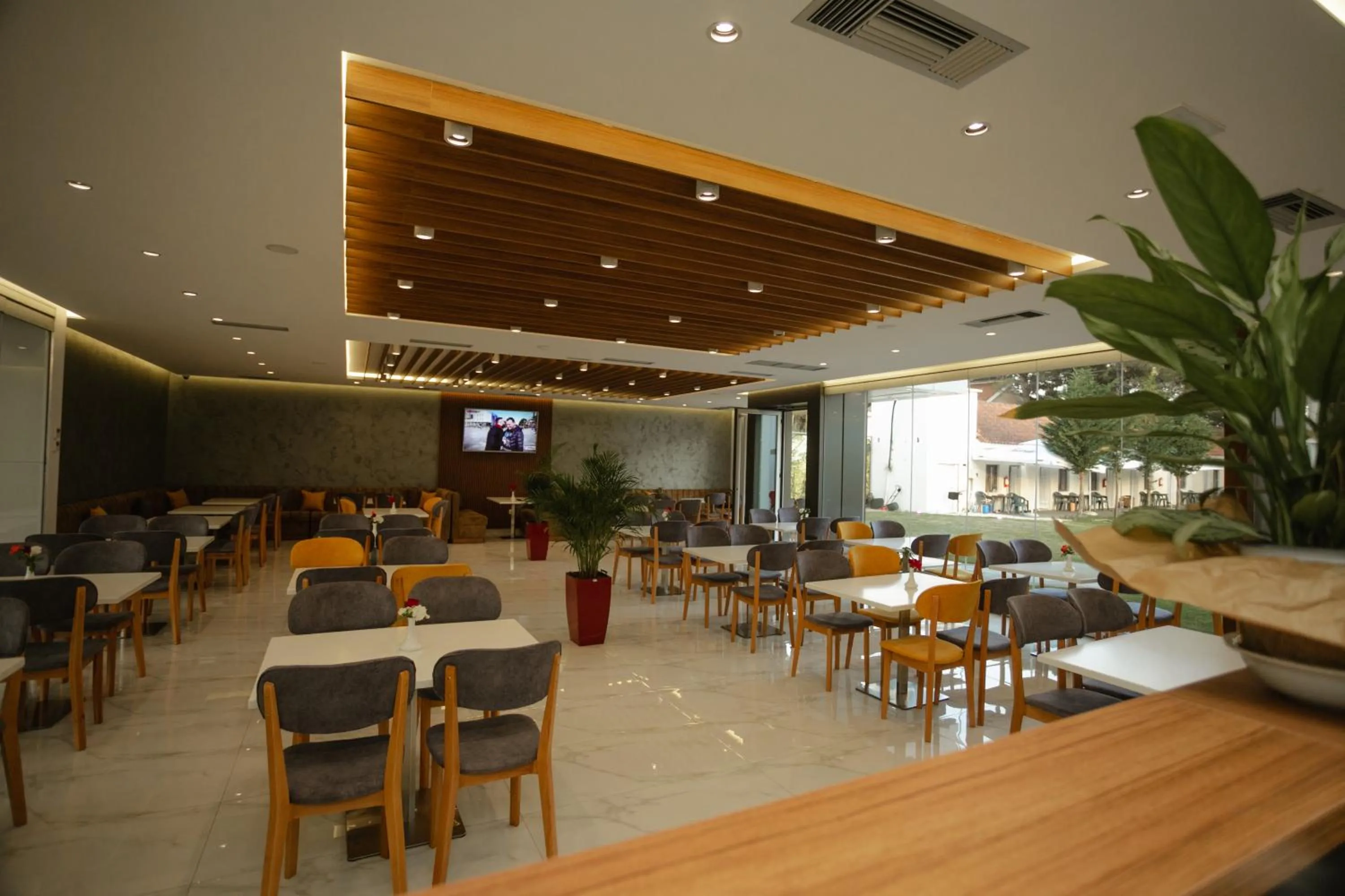 Restaurant/places to eat in KOMPLEKSI ROYAL