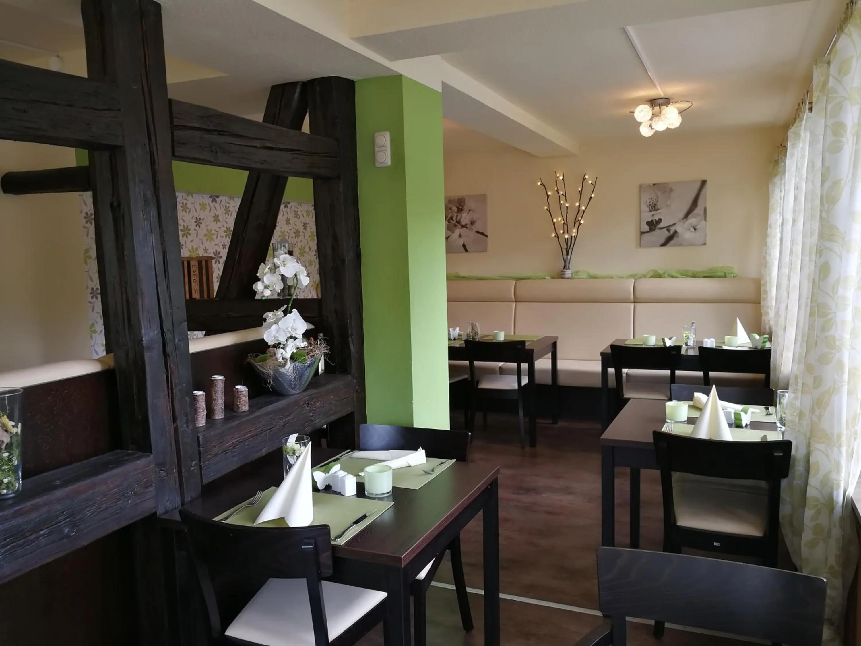 Restaurant/places to eat in Memory Hotel