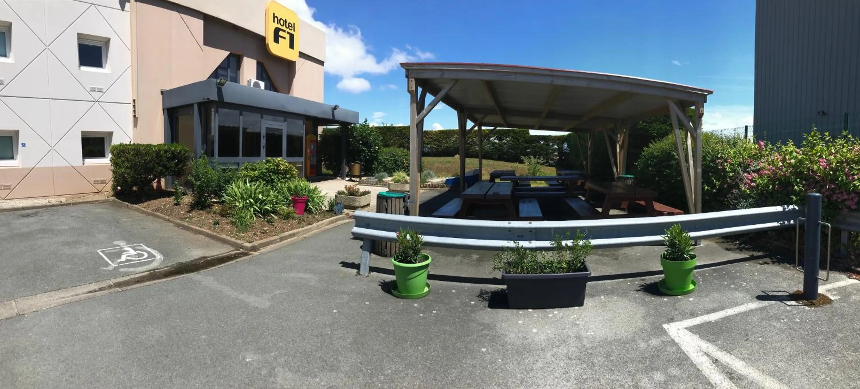 Patio in hotelF1 La Rochelle Angoulins "Rénové"