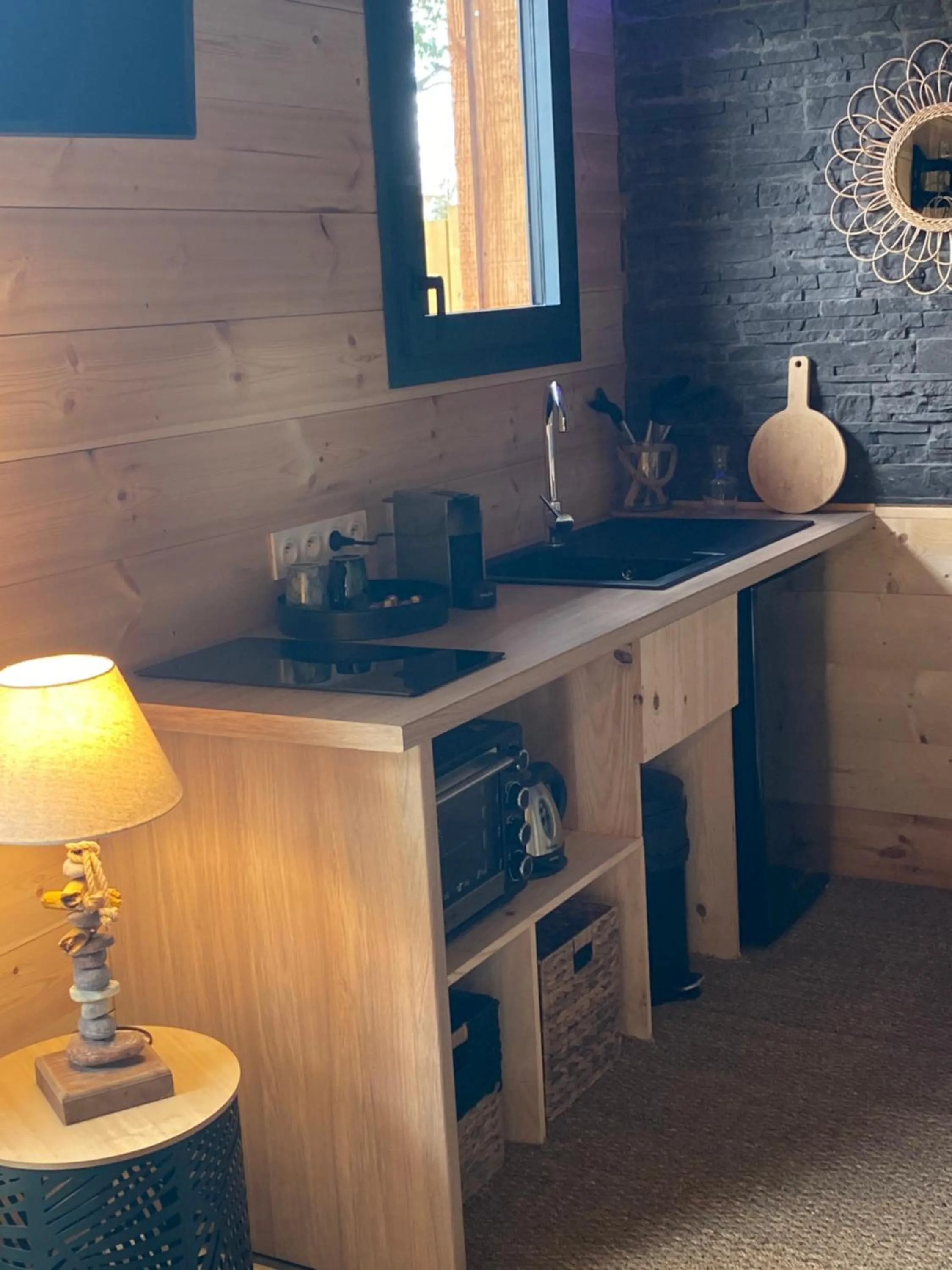 Kitchen or kitchenette in La Cabane d'Arès - chambre double PREMIUM