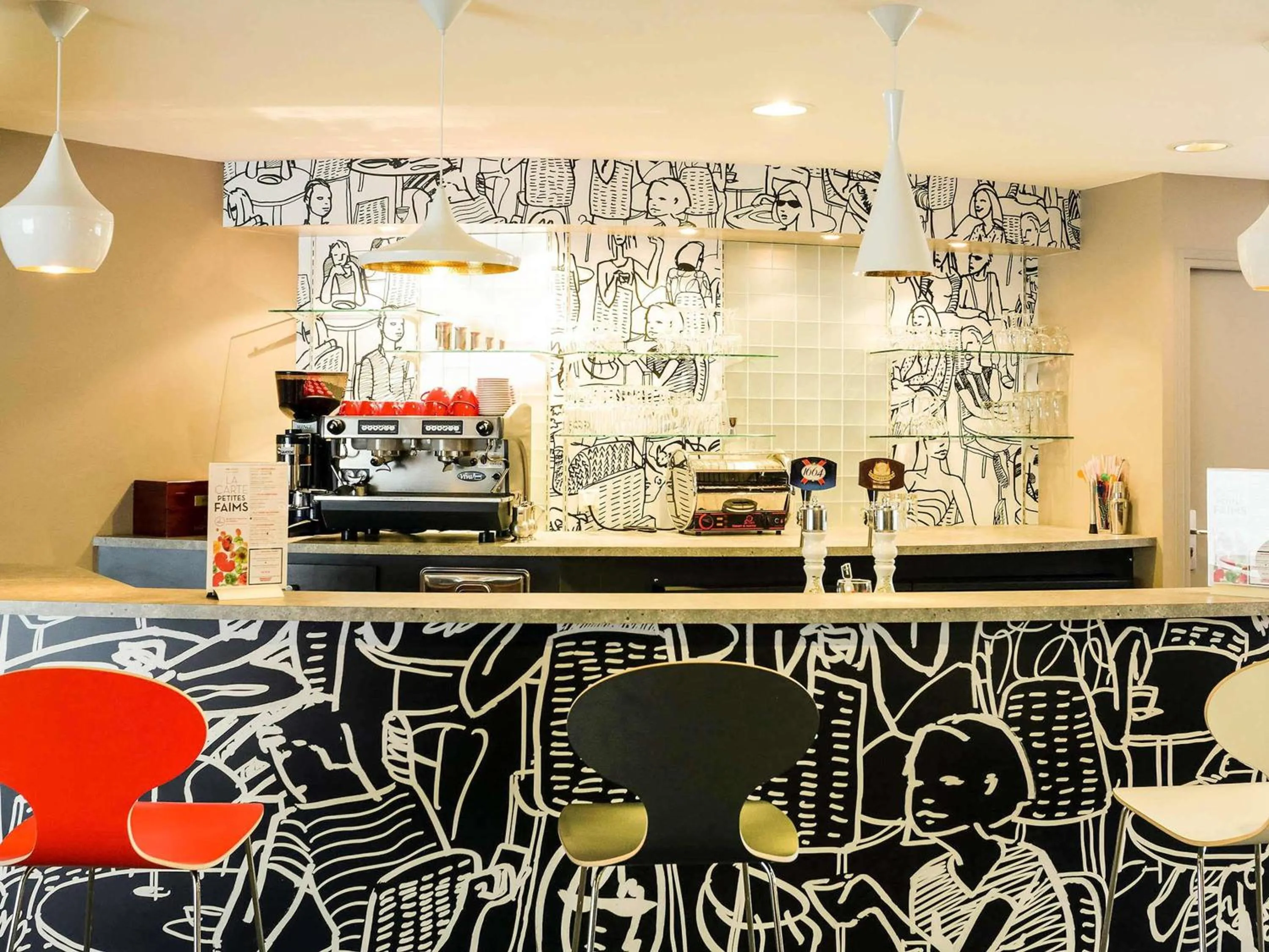 Lounge or bar in ibis Laval Le Relais D'Armor