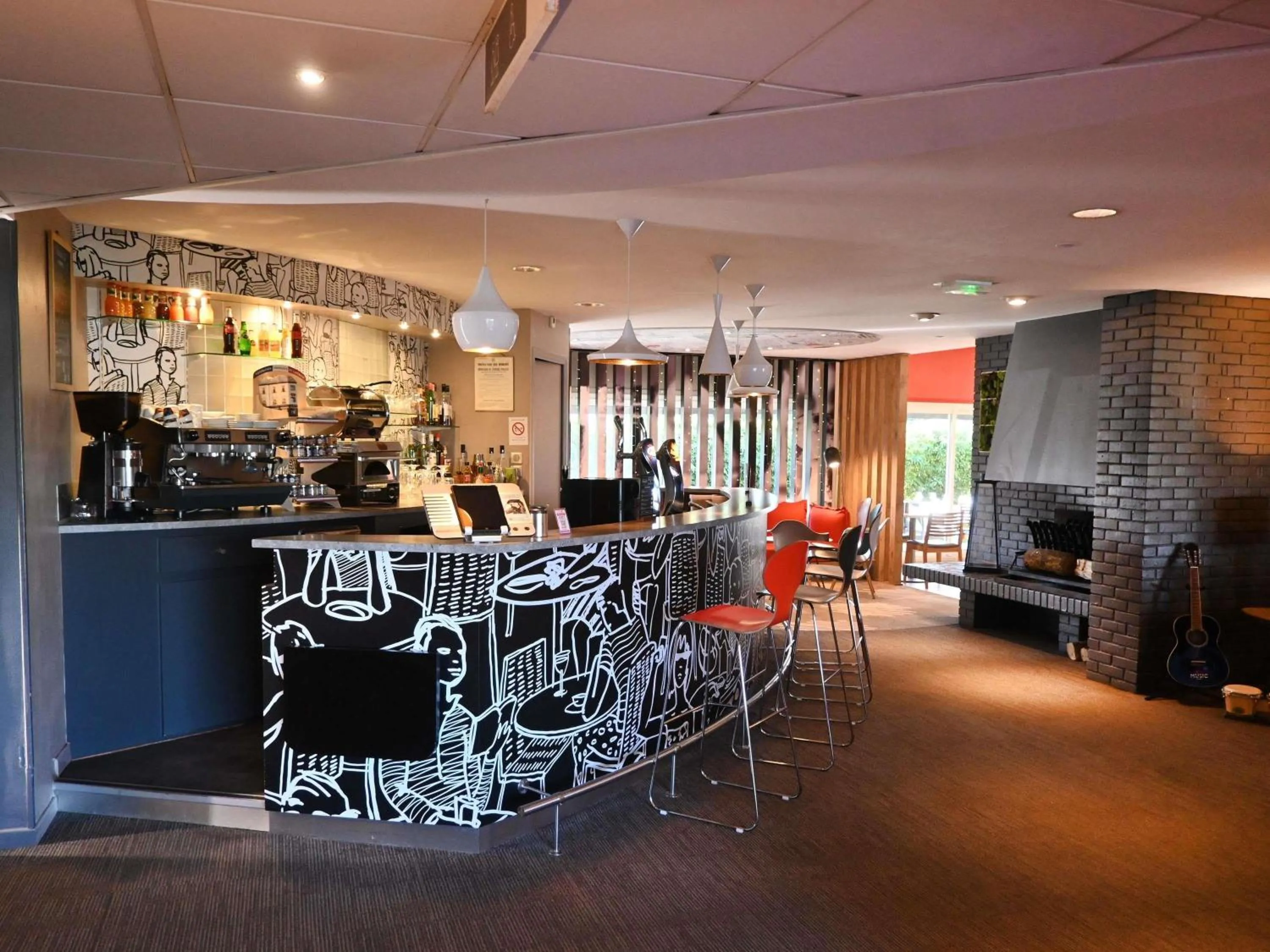 Lounge or bar in ibis Laval Le Relais D'Armor