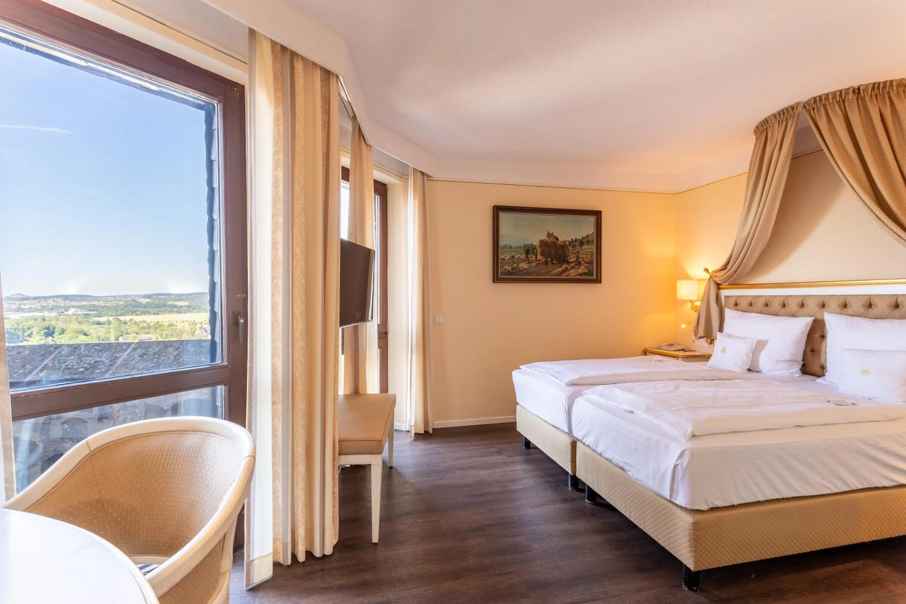 Photo of the whole room, Bed in Burghotel Staufenberg