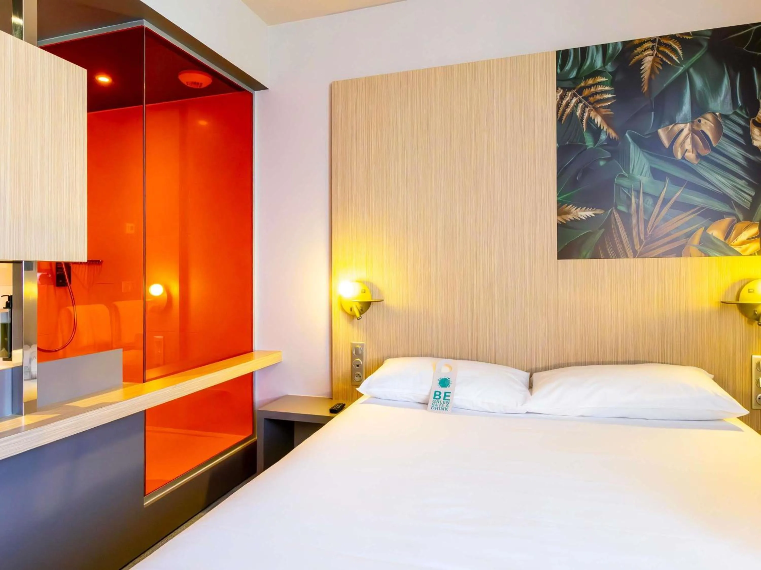 Bedroom, Bed in ibis Styles Troyes Centre