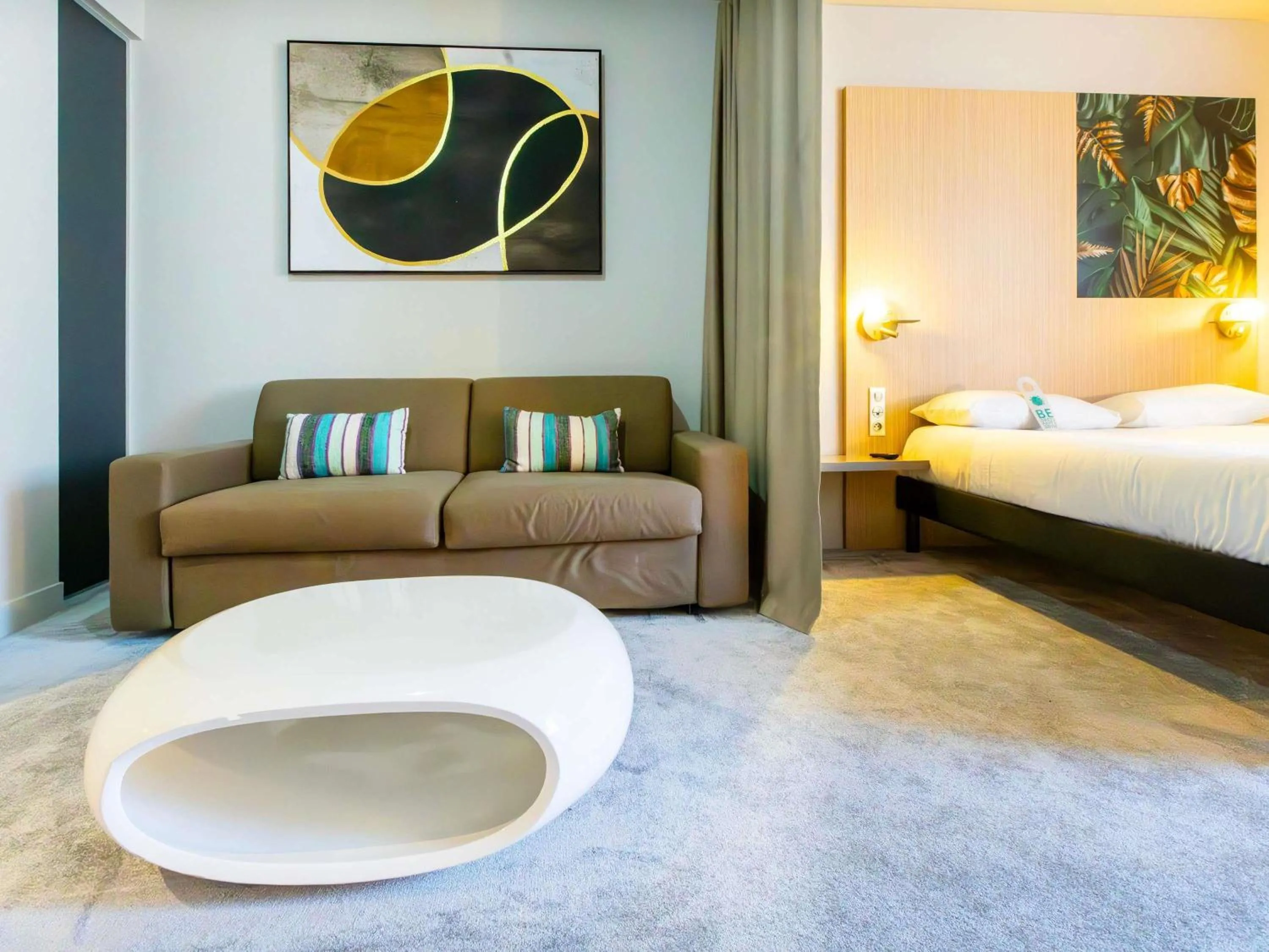 Bedroom, Bed in ibis Styles Troyes Centre