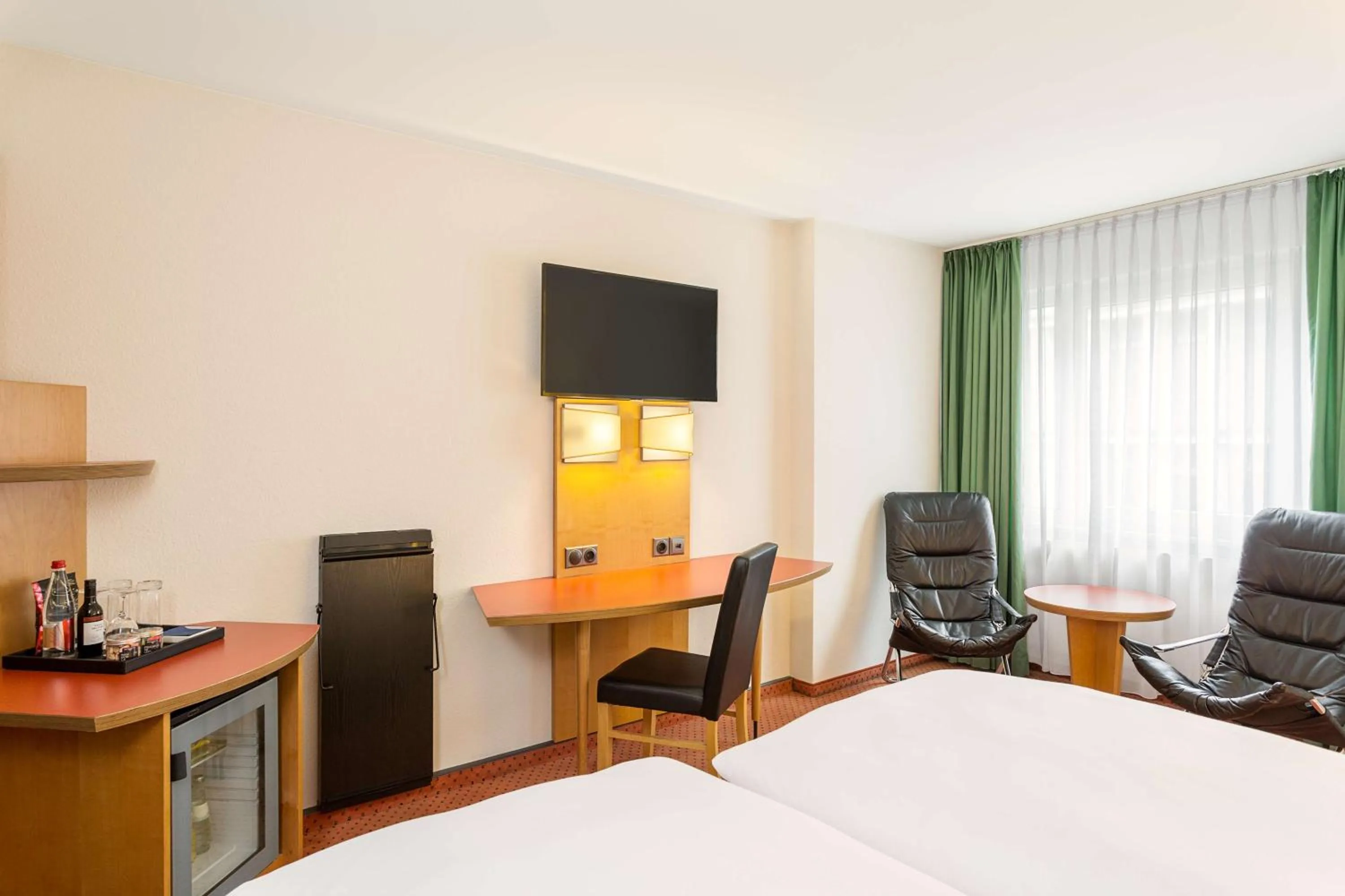 Photo of the whole room, Bed in NH Berlin City Ost