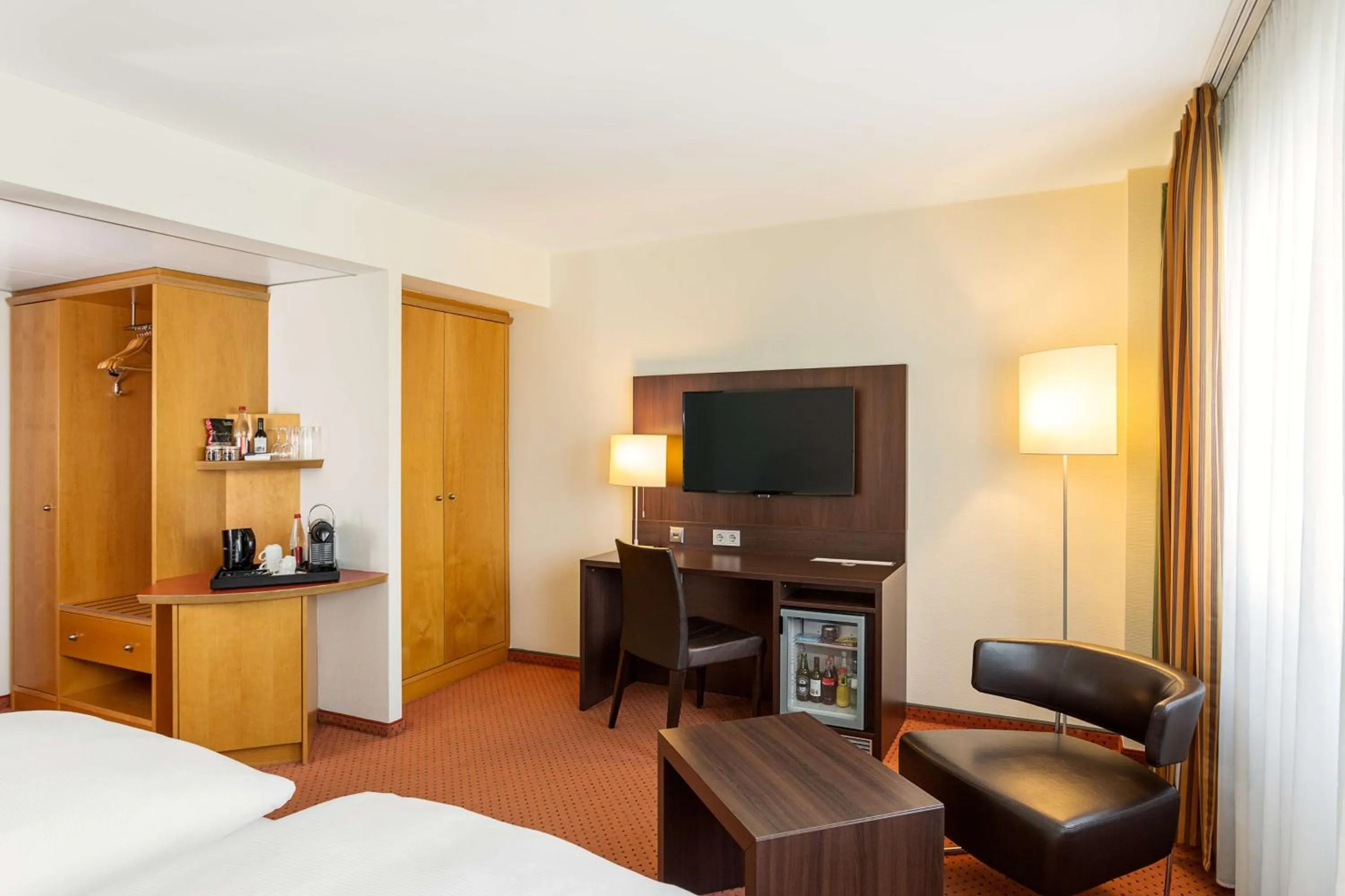 Photo of the whole room, Bed in NH Berlin City Ost