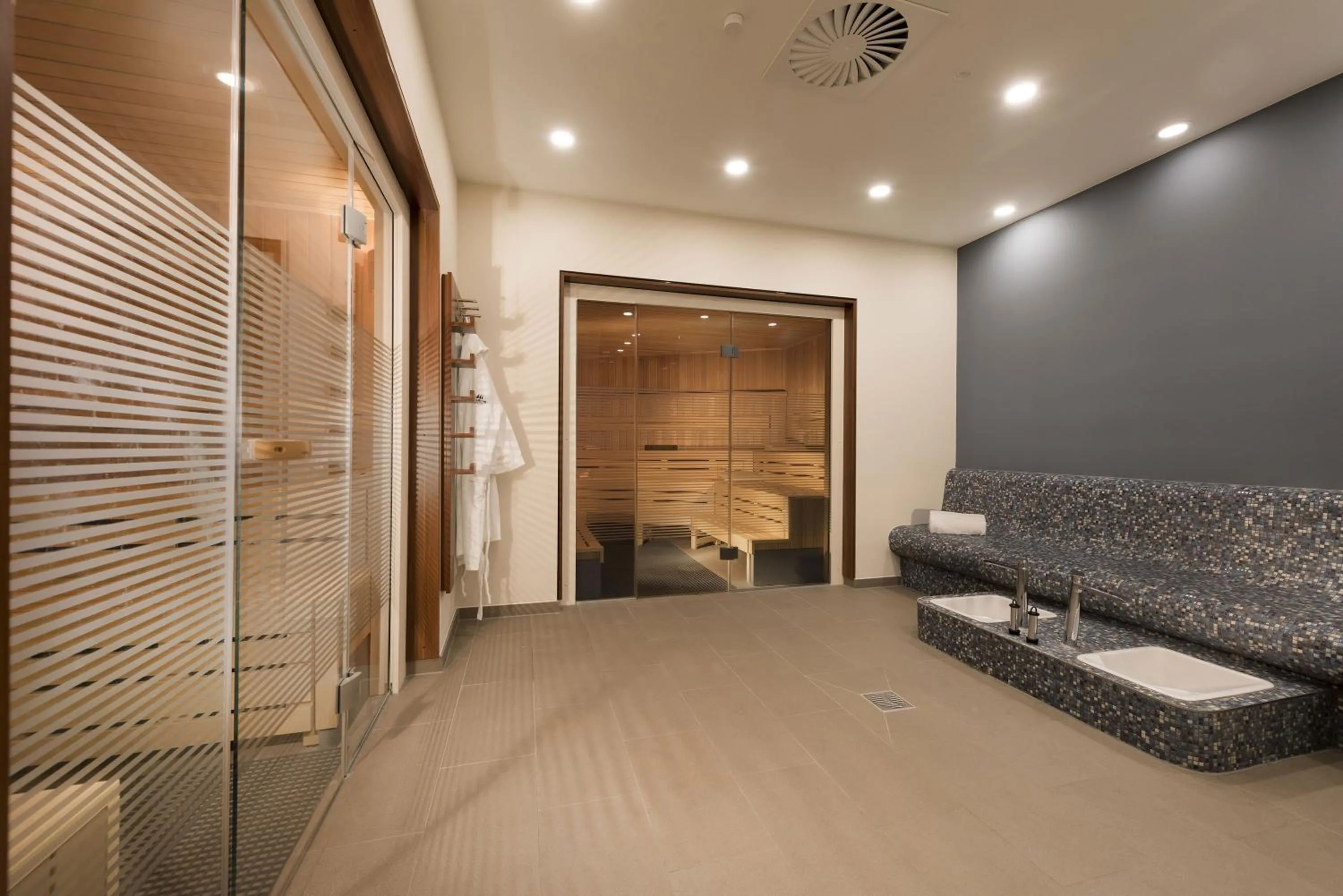 Swimming pool in Maritim Hotel Bonn