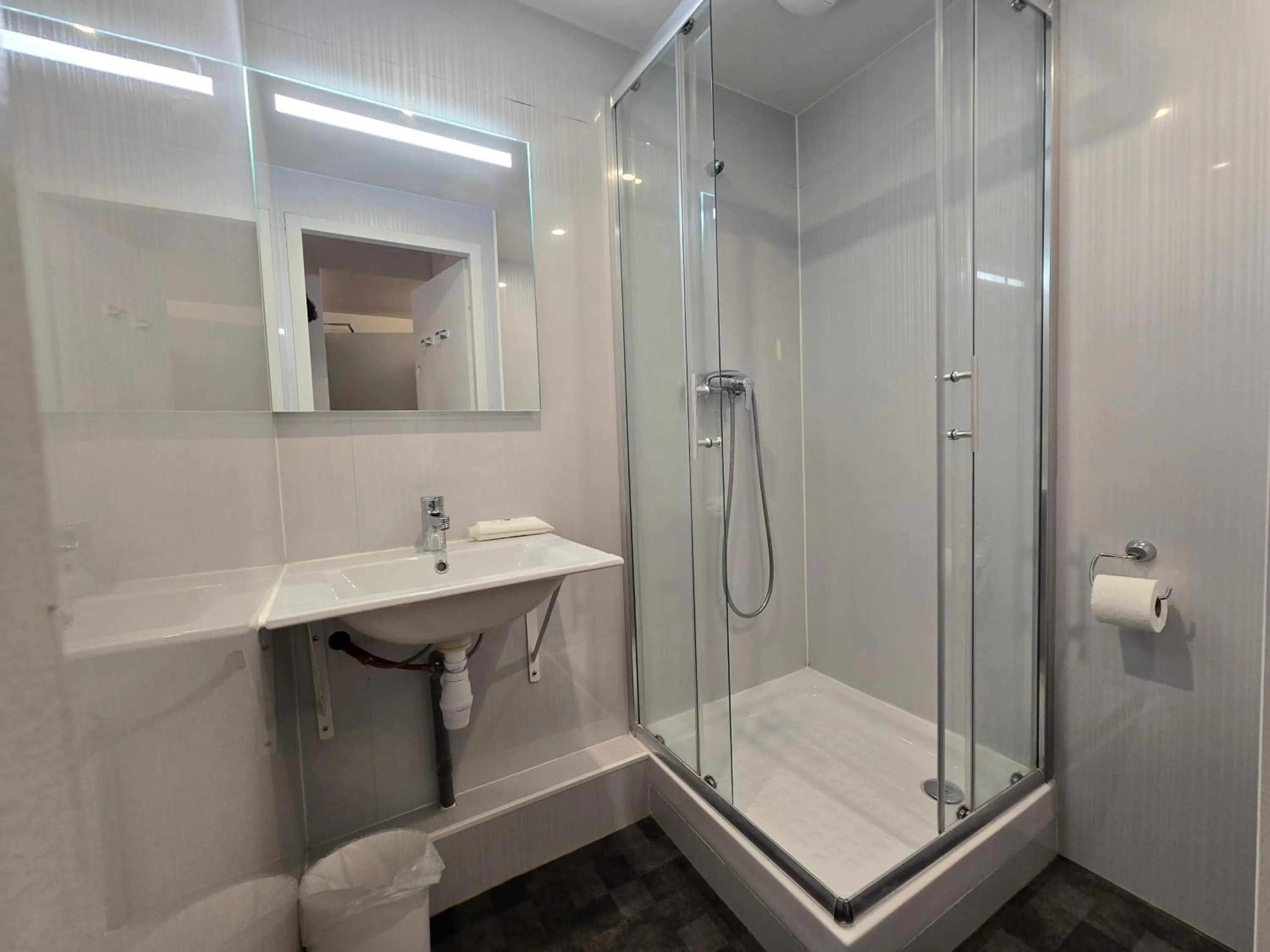 Bathroom in Premiere Classe Evry Sud - Mennecy