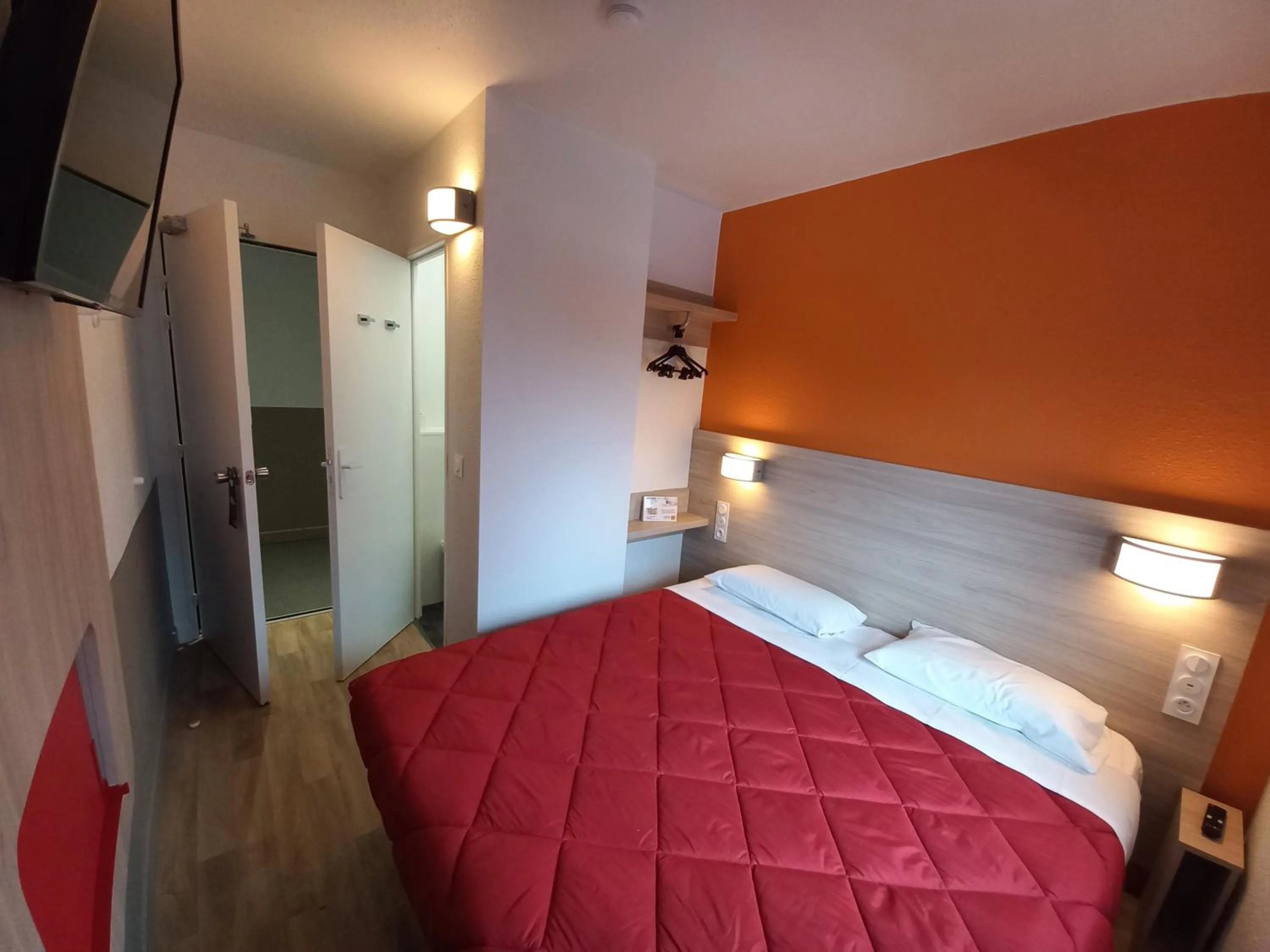 Bathroom, Bed in Premiere Classe Evry Sud - Mennecy