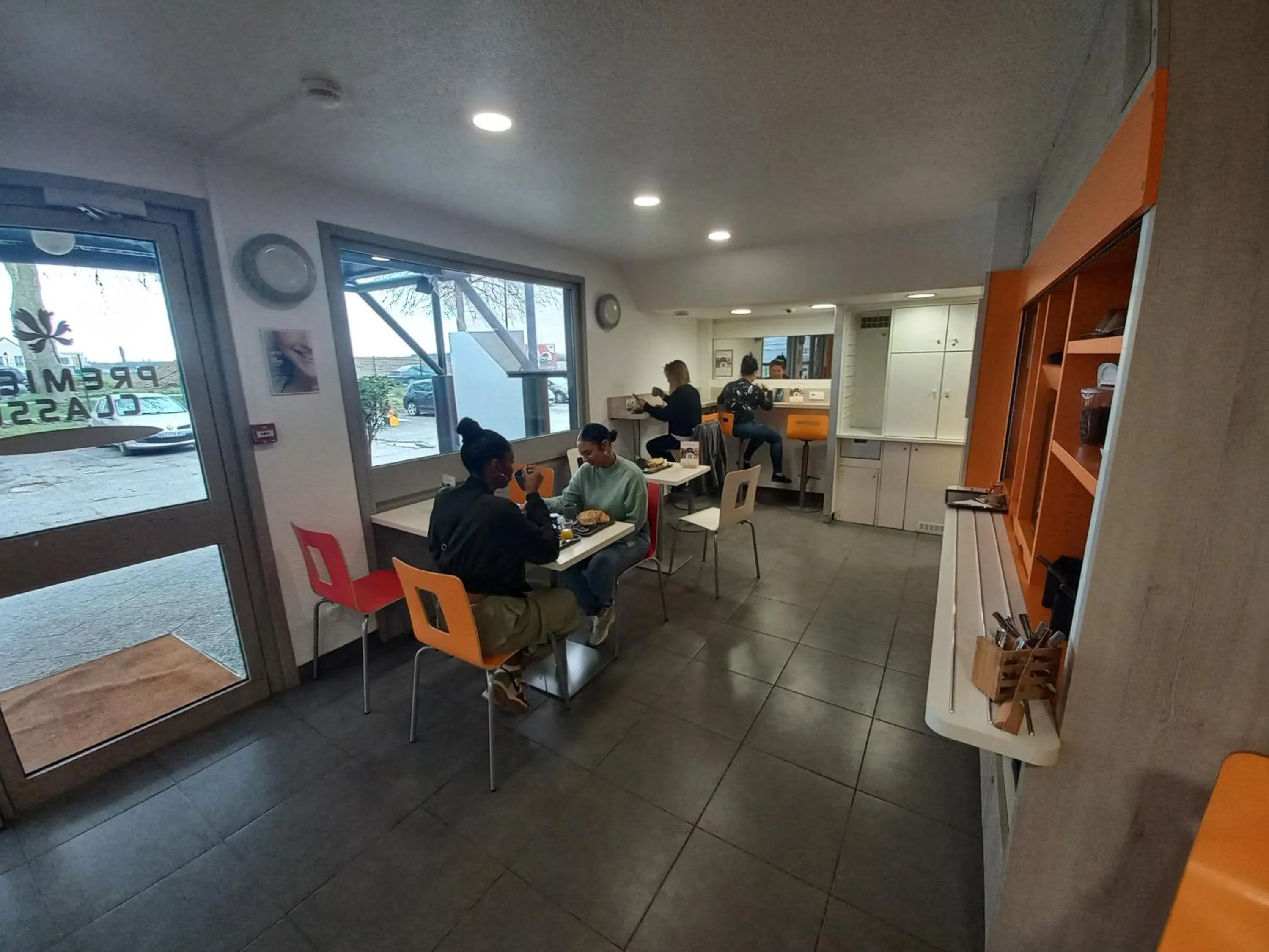 Seating area in Premiere Classe Evry Sud - Mennecy