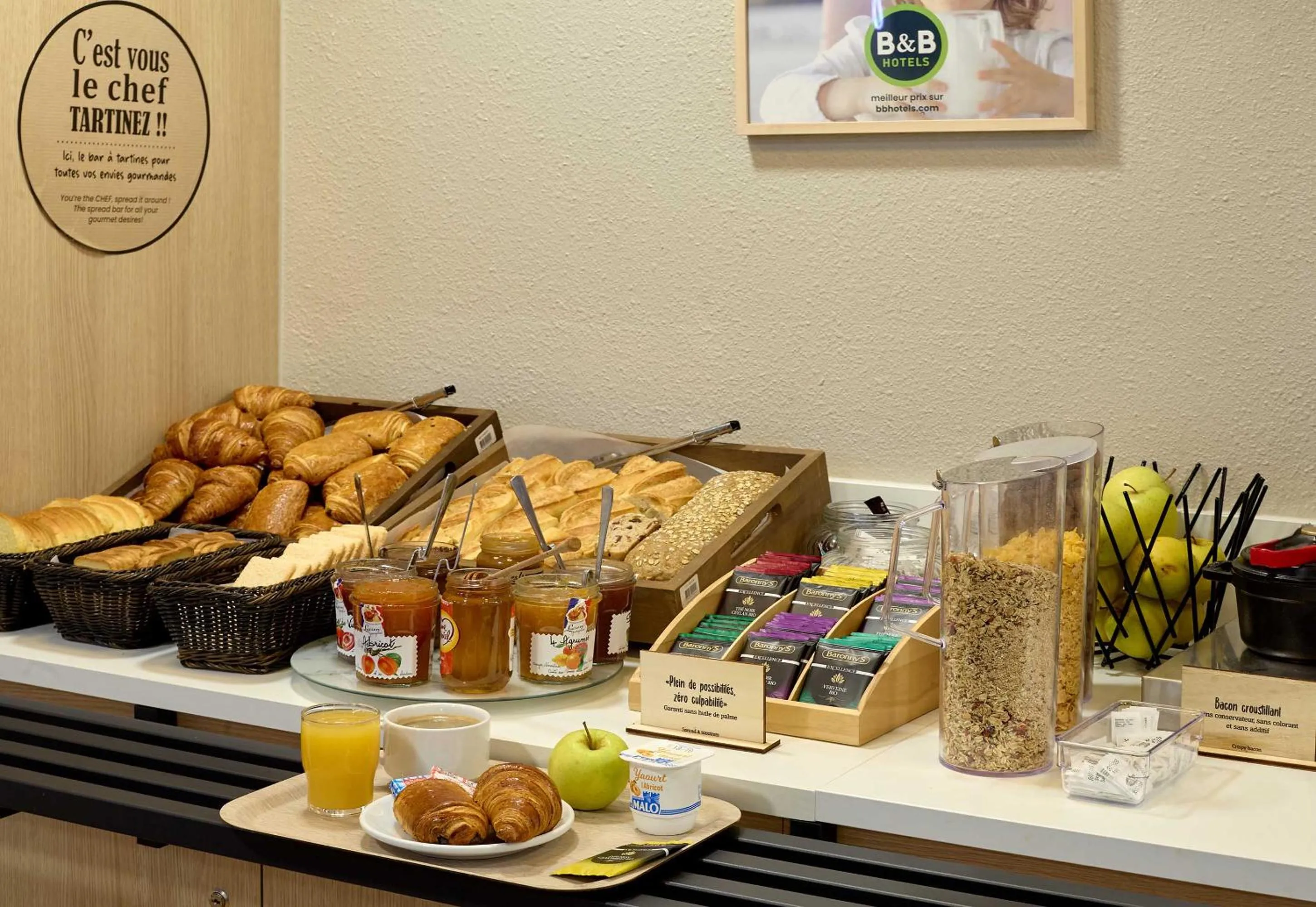 Buffet breakfast in B&B HOTEL Viry-Châtillon 3 étoiles