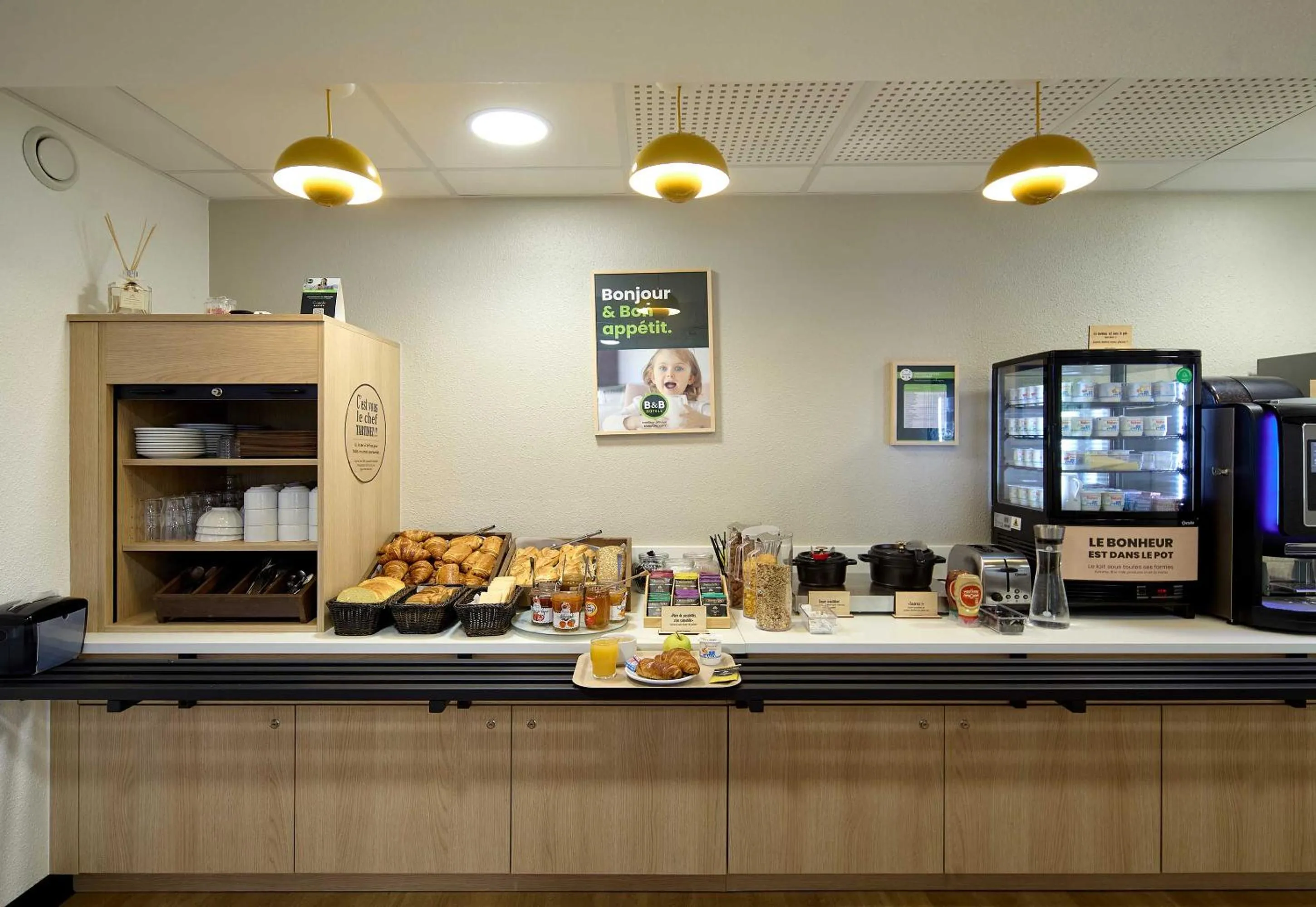 Buffet breakfast in B&B HOTEL Viry-Châtillon 3 étoiles