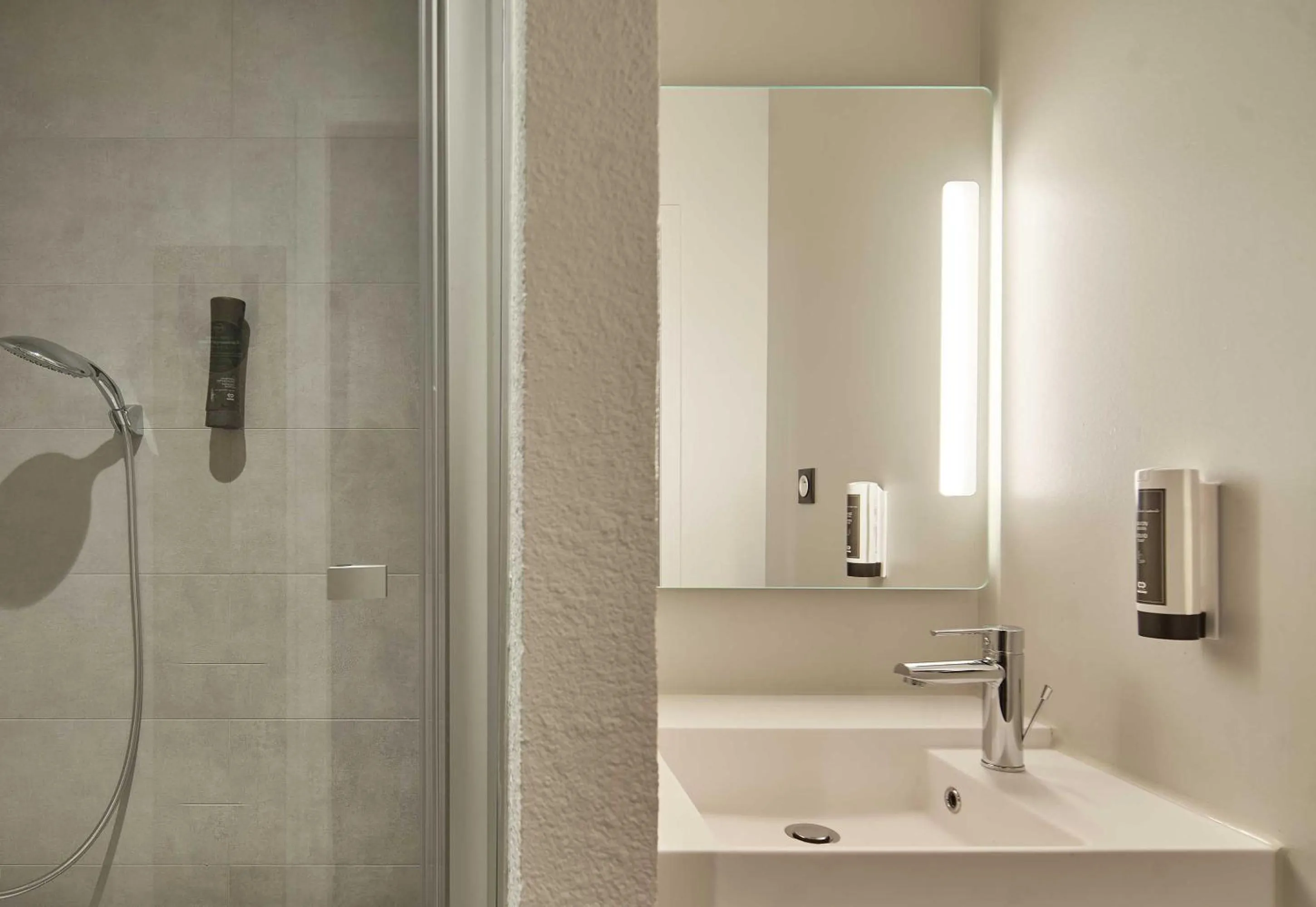 Bathroom in B&B HOTEL Viry-Châtillon 3 étoiles