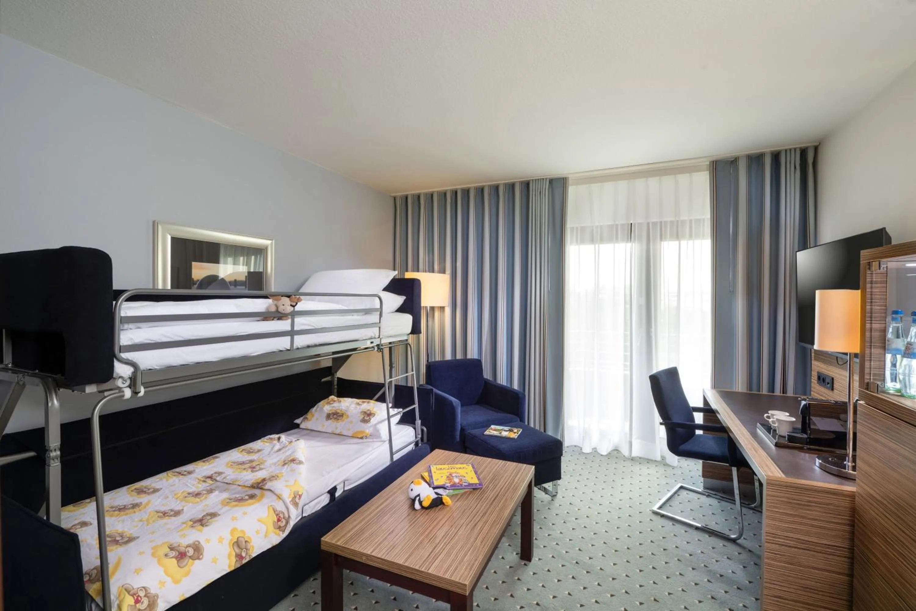 Living room, Bed in Maritim Hotel Darmstadt