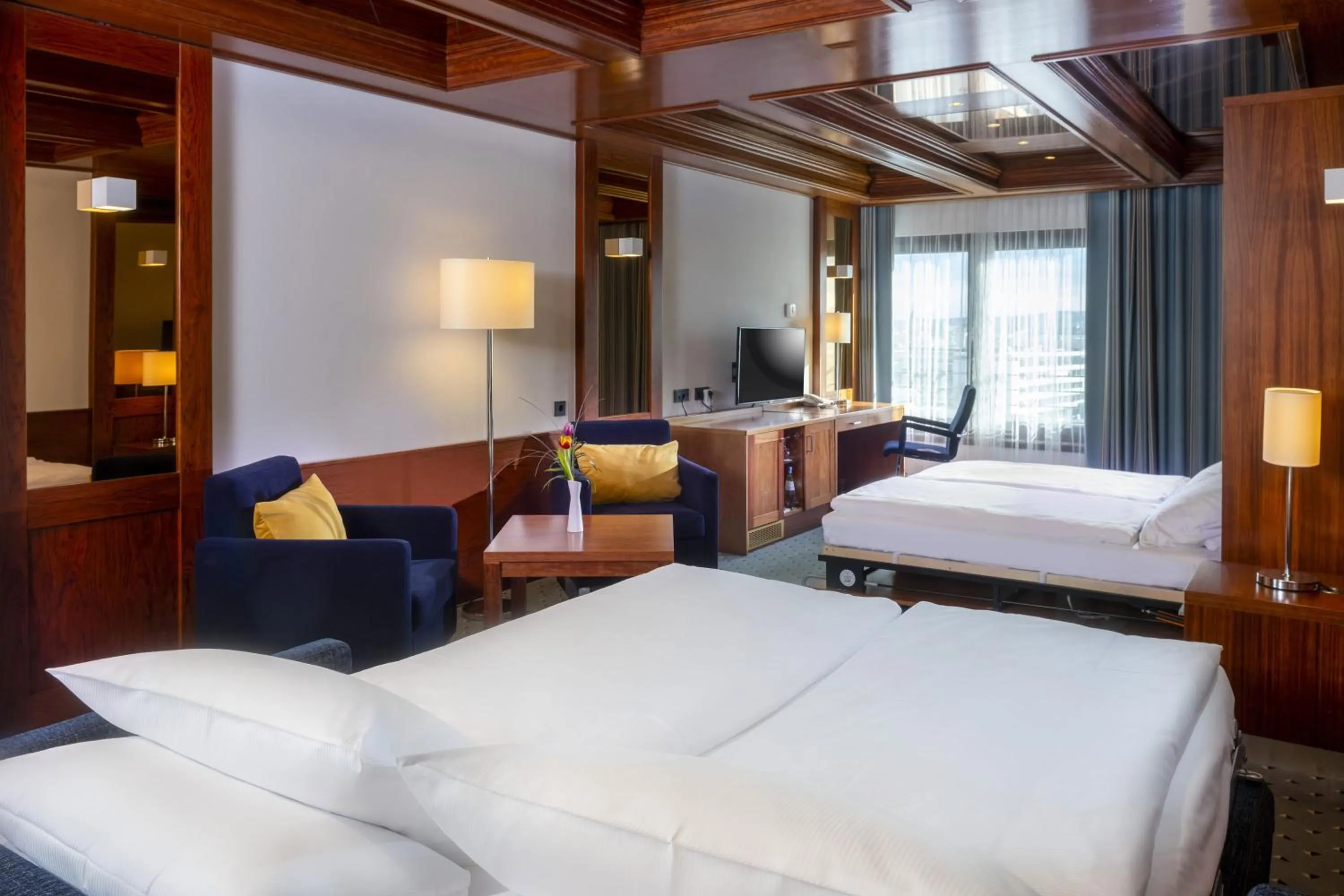 Photo of the whole room, Bed in Maritim Hotel Darmstadt