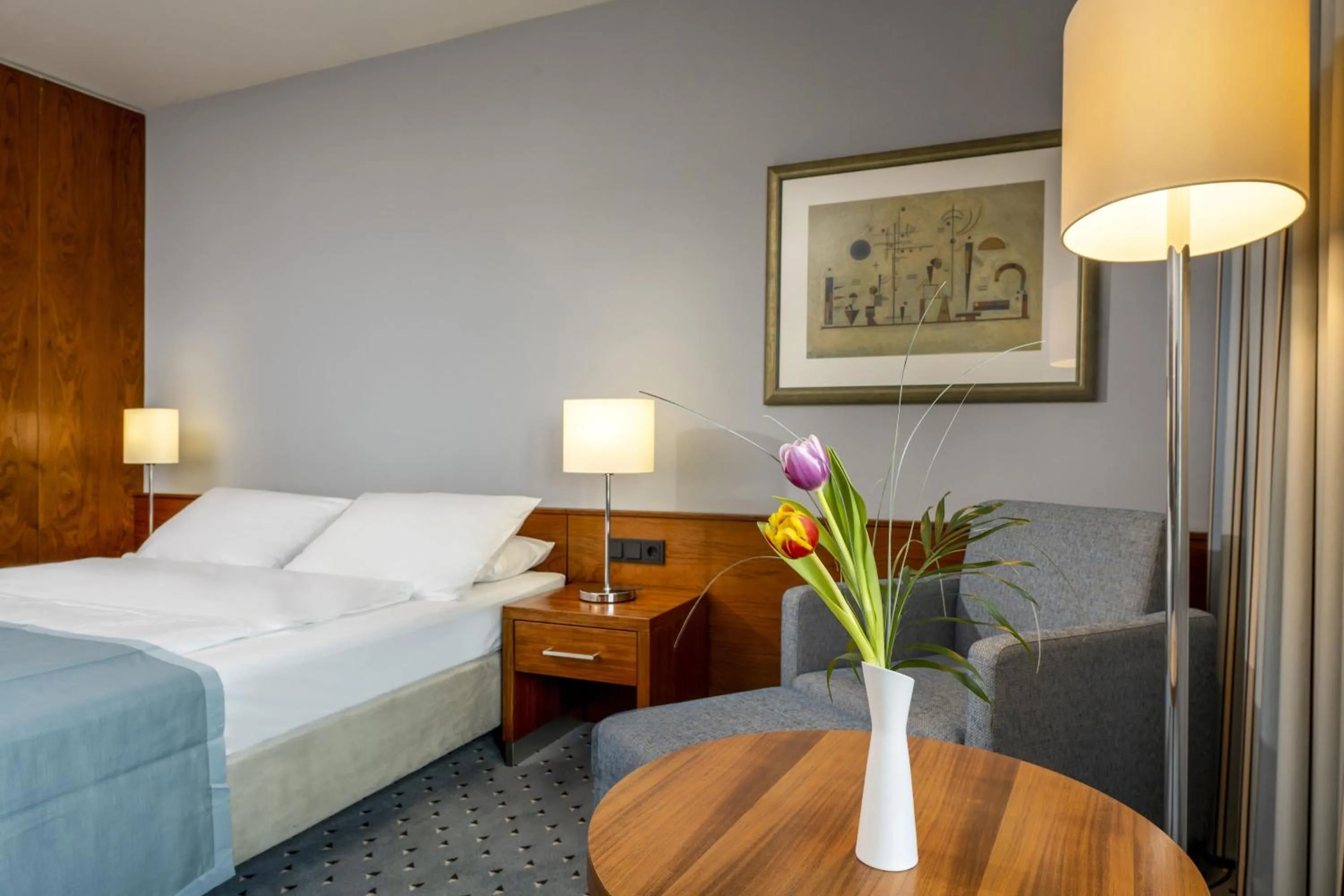 Seating area, Bed in Maritim Hotel Darmstadt