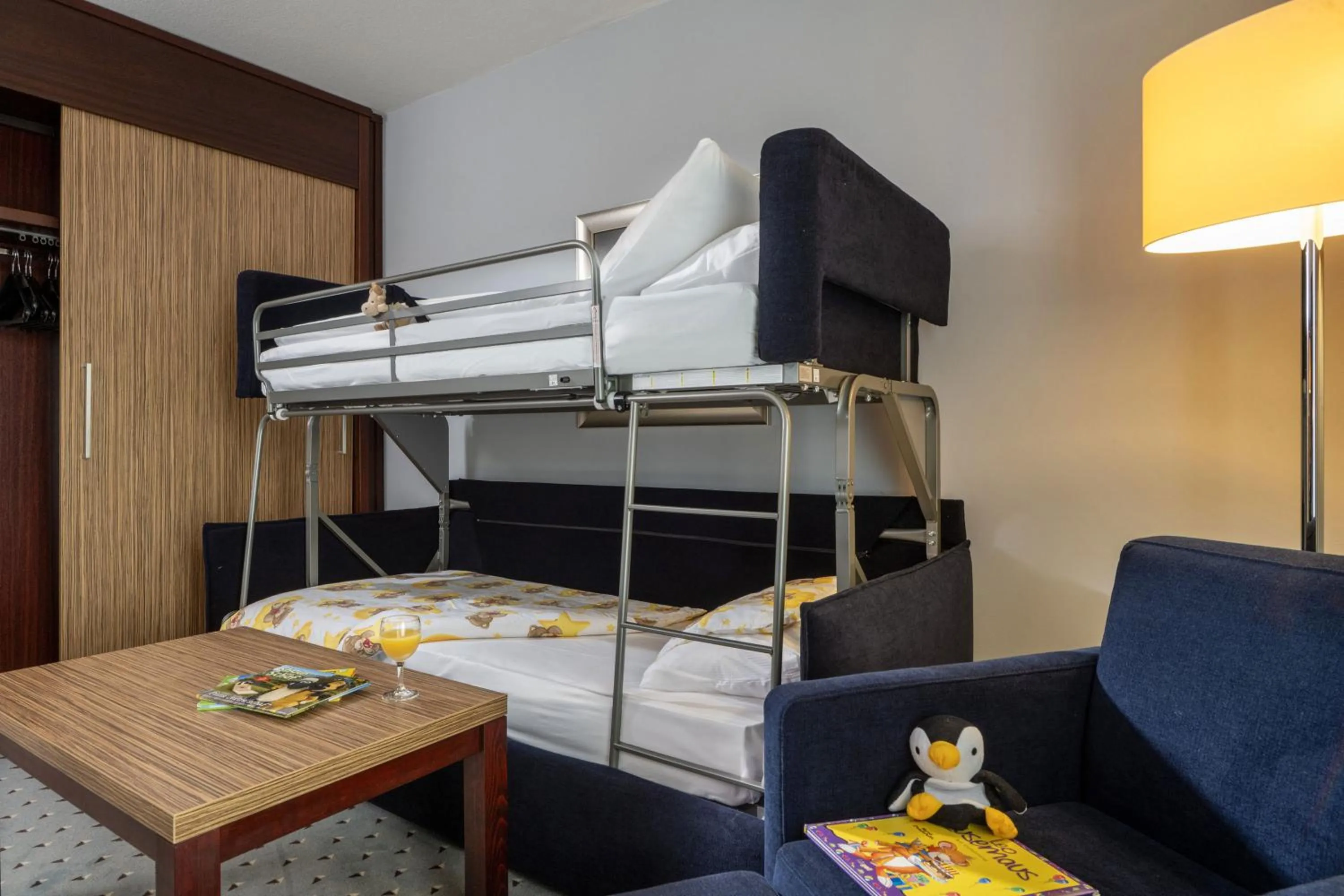 Living room, Bed in Maritim Hotel Darmstadt