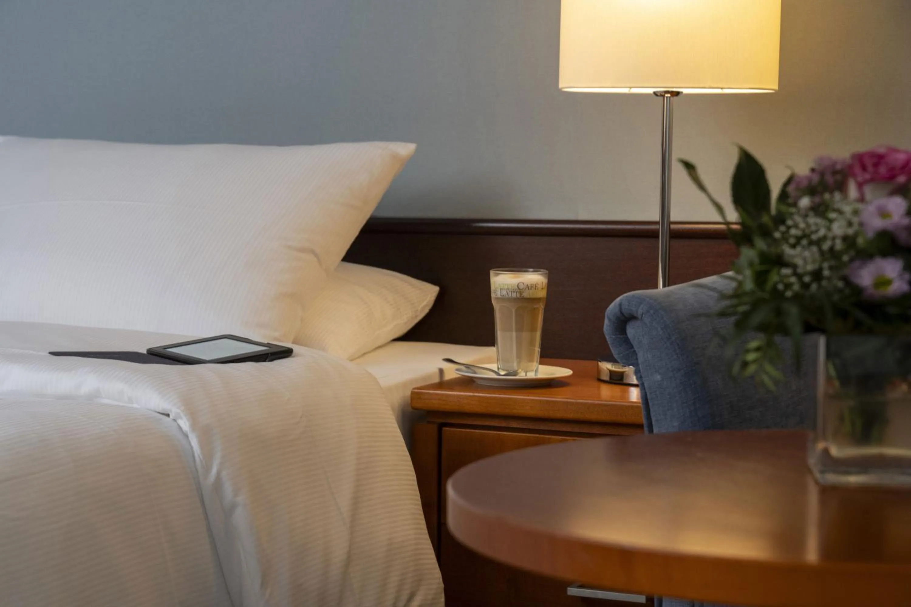 Seating area, Bed in Maritim Hotel Darmstadt