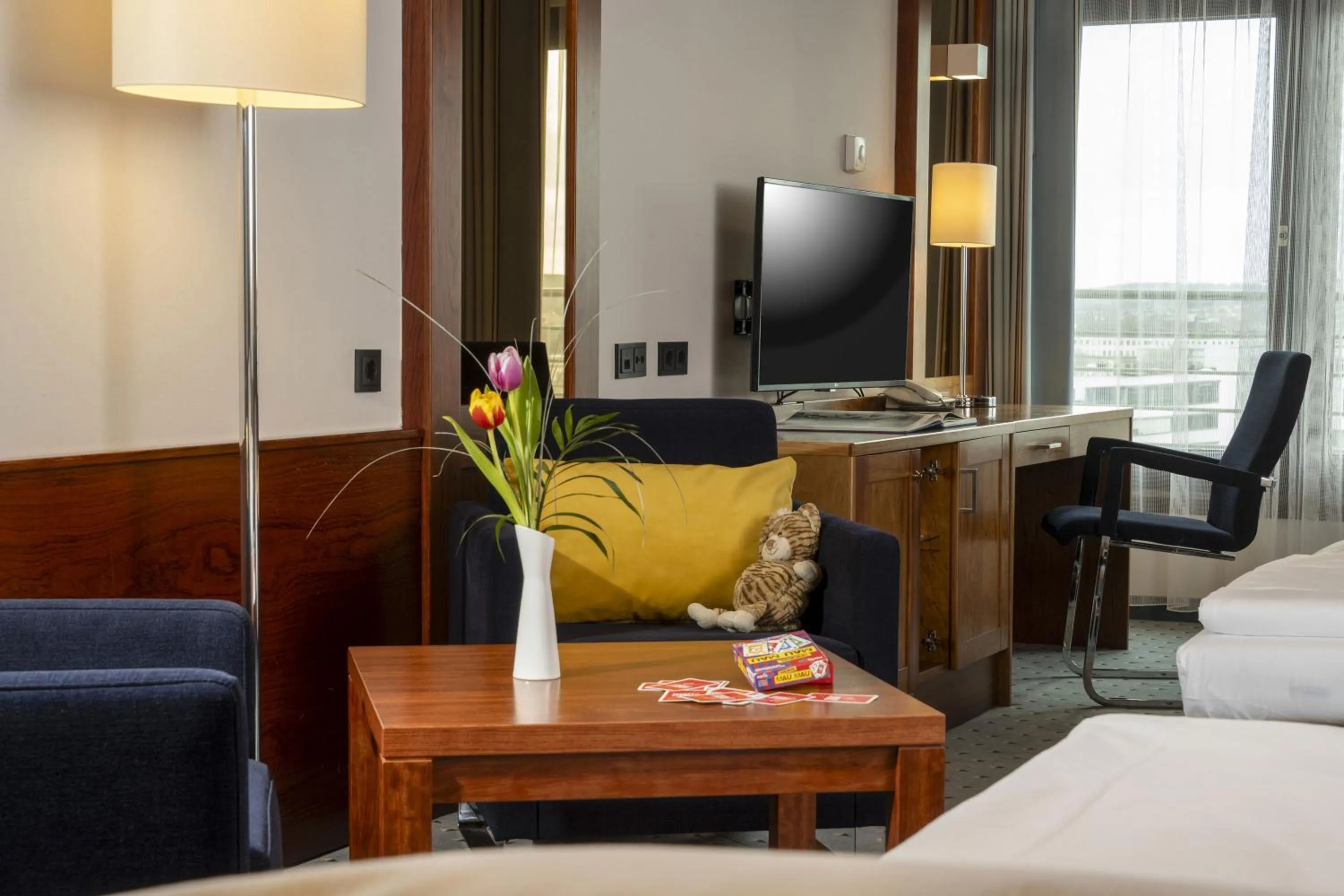 Seating area, Bed in Maritim Hotel Darmstadt