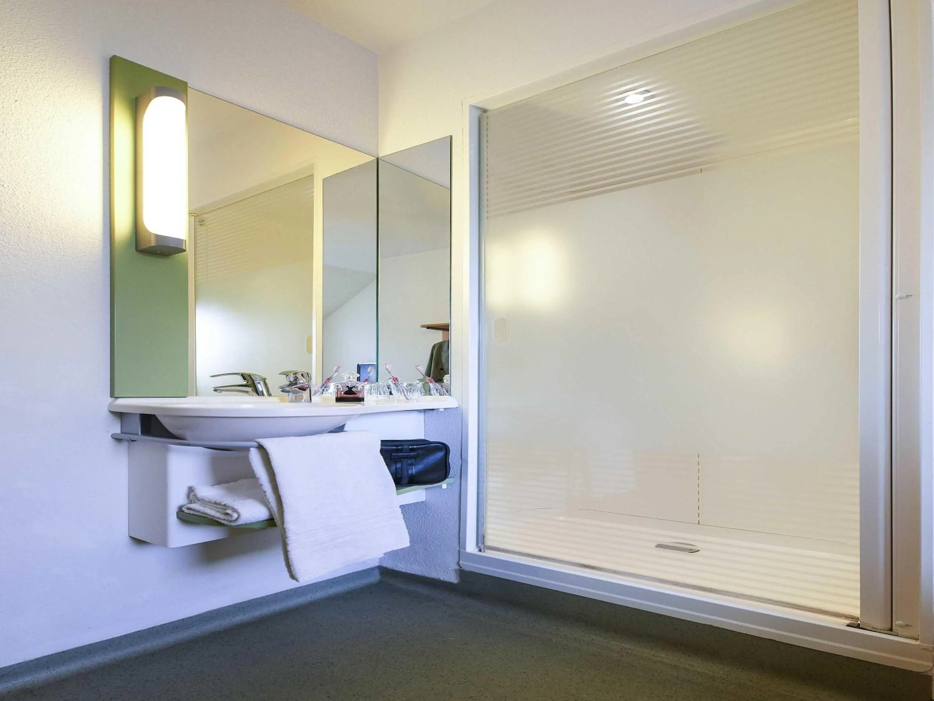 Bedroom in ibis budget Paris Porte de Vanves