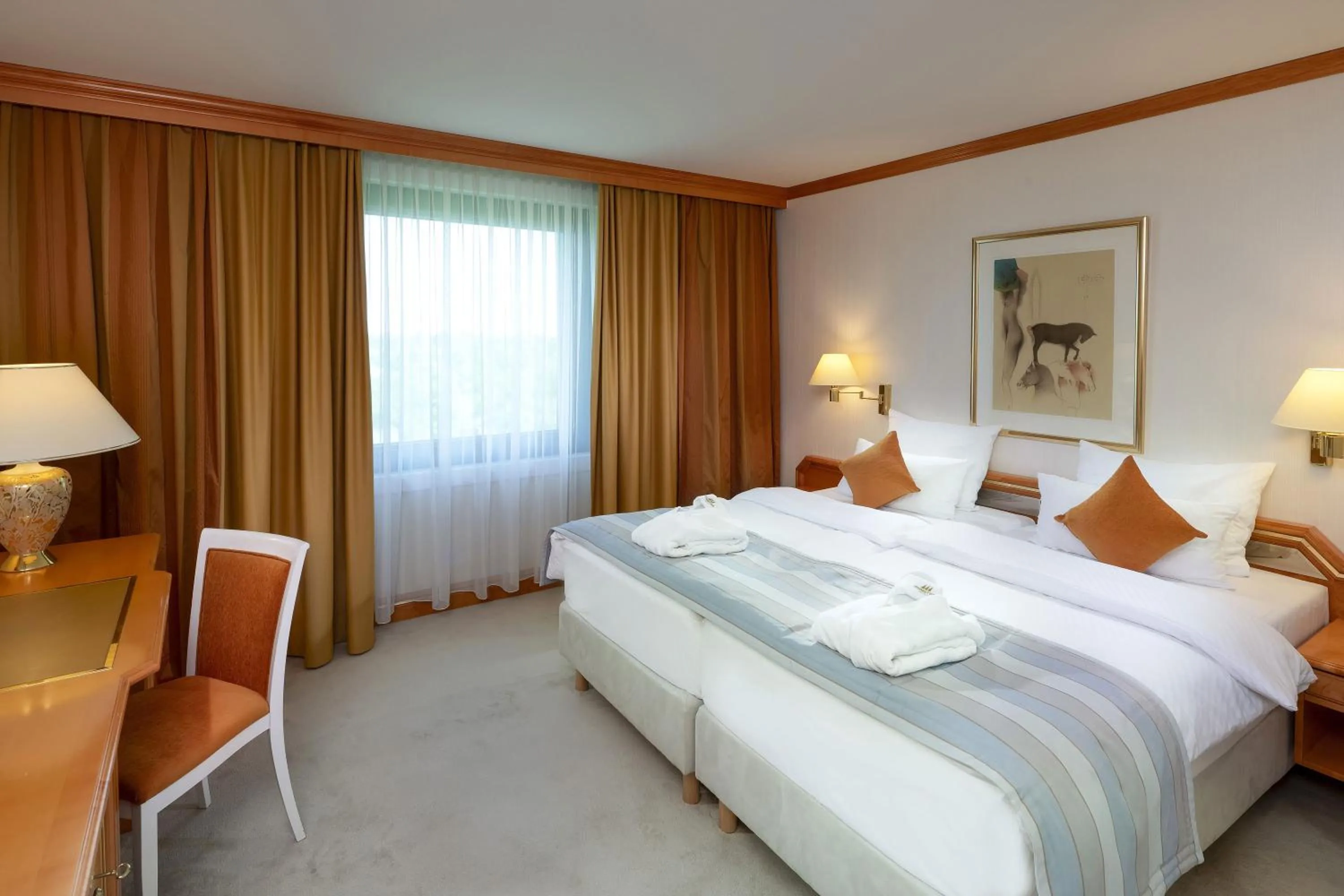 Bedroom, Bed in Maritim Airport Hotel Hannover